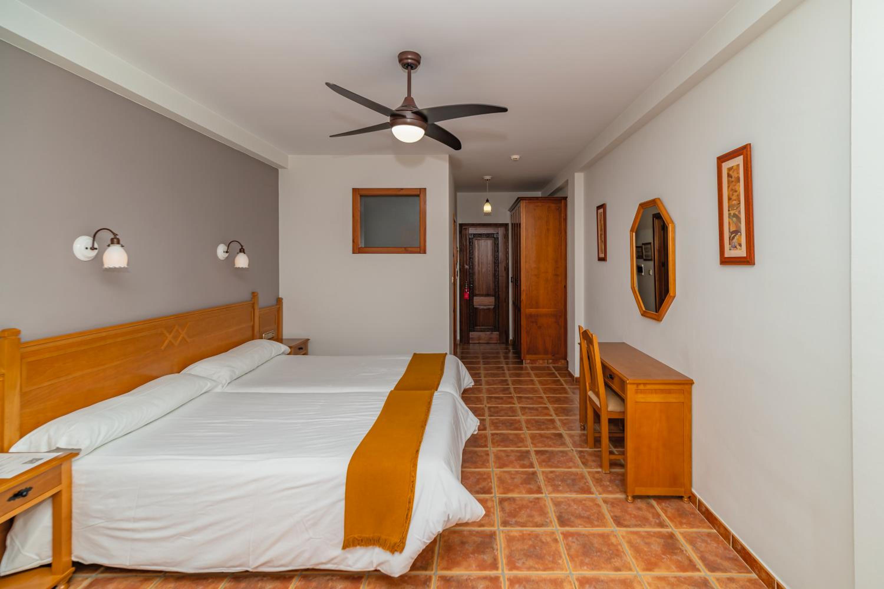 Twin Room with Mountain View - Photo 3