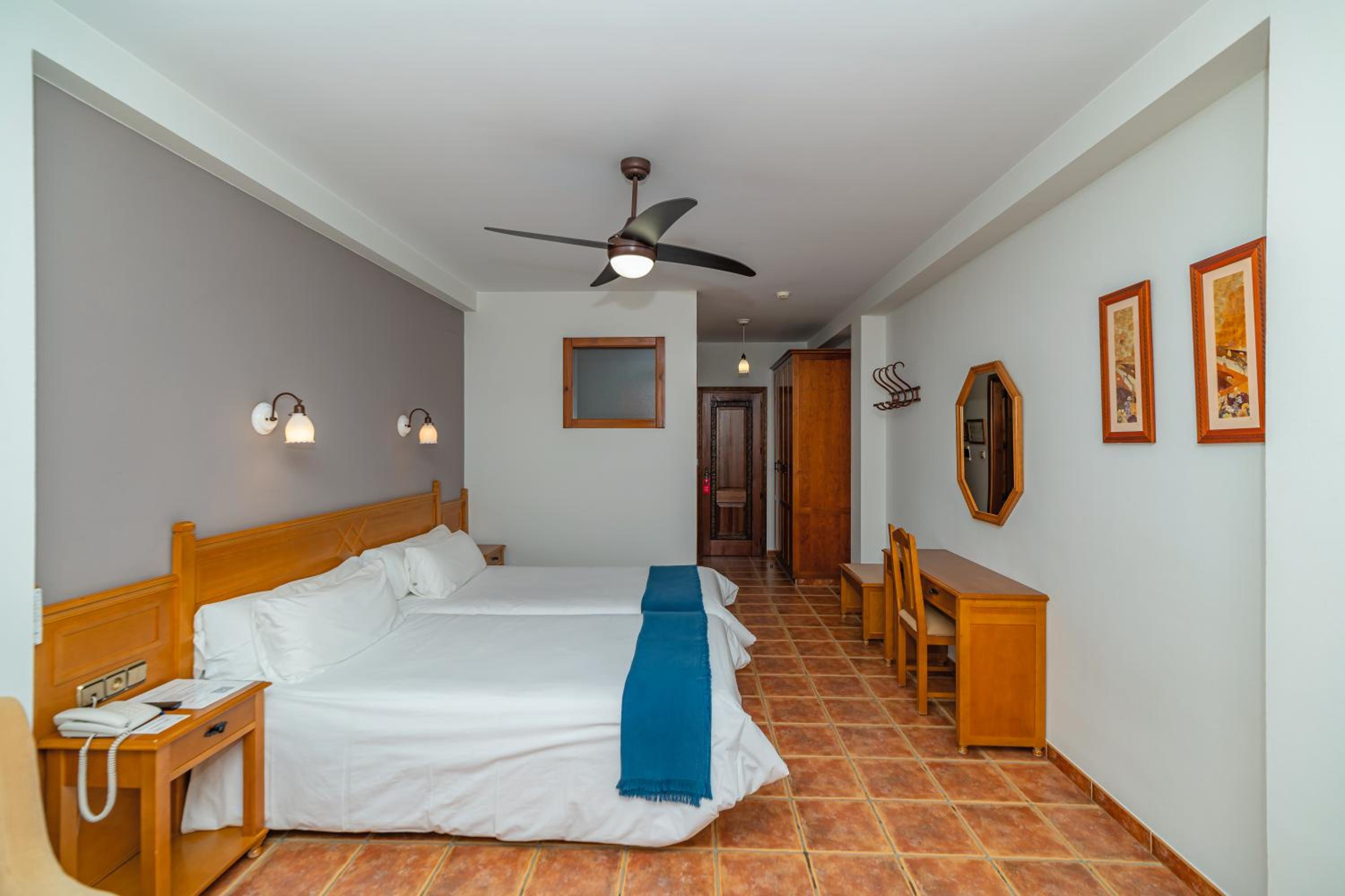 Twin Room with Mountain View - Photo 9