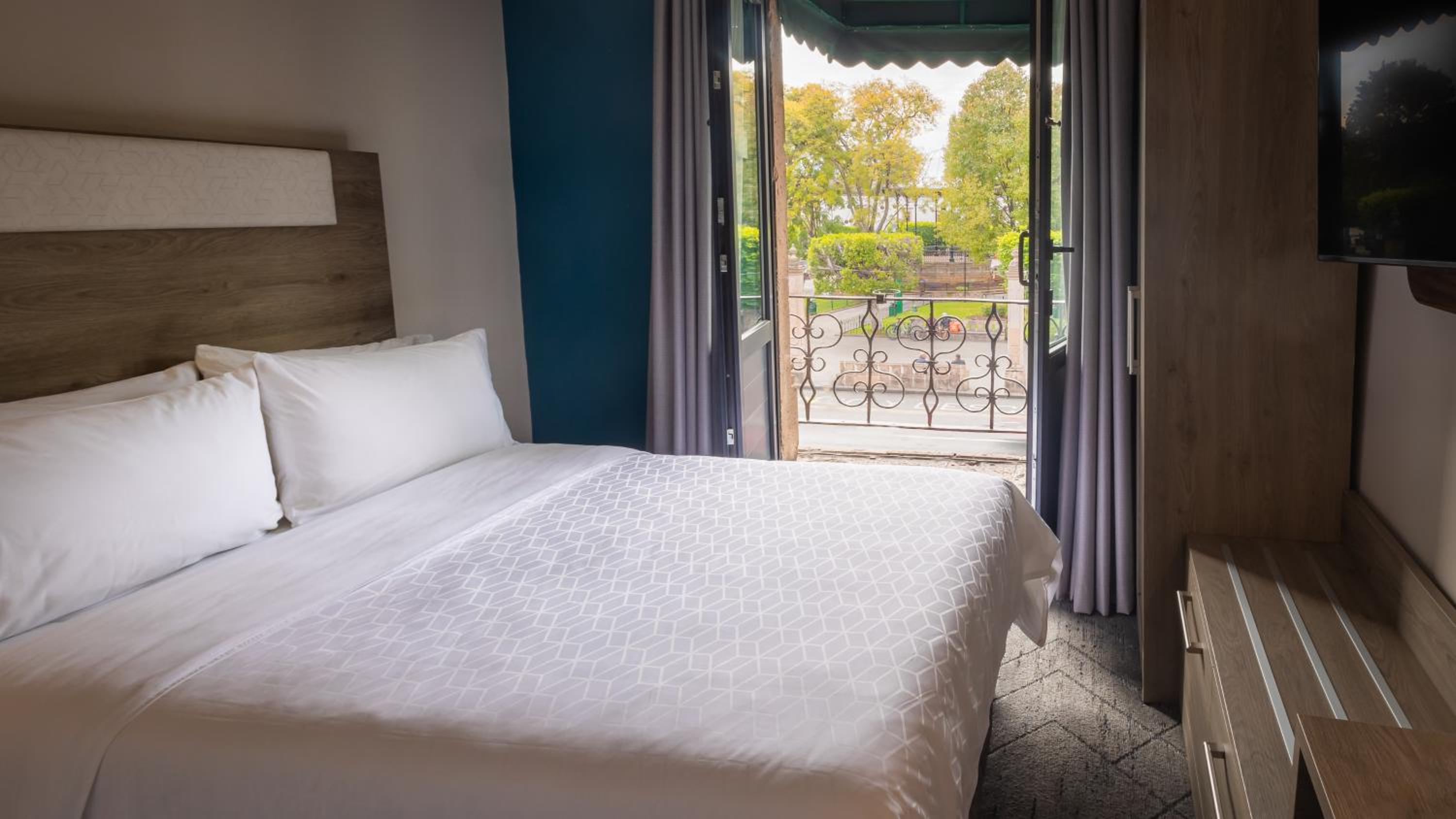 Standard Queen Room with Balcony and City View - Central Building - Photo 1