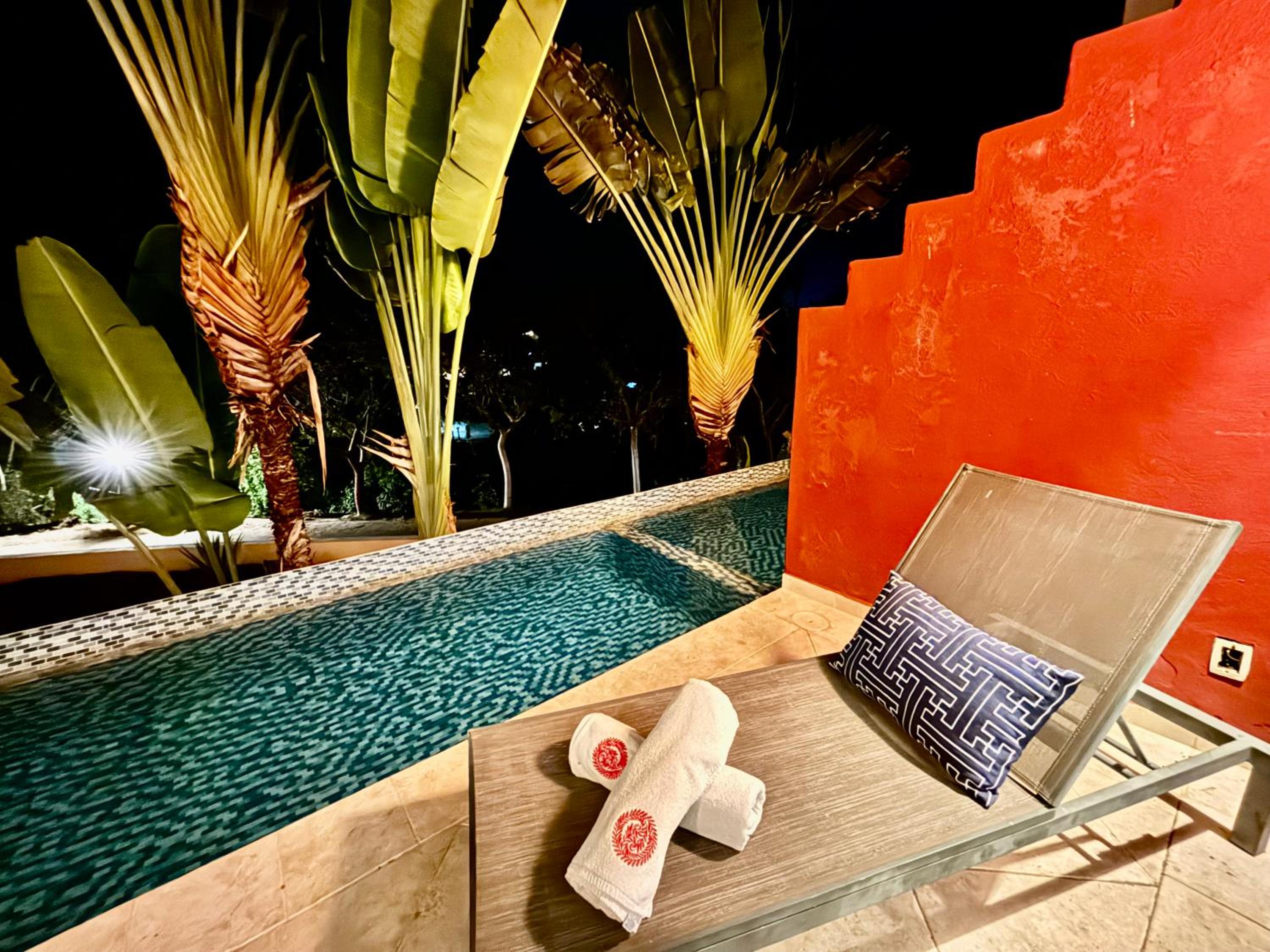 Suite with Private Pool - Photo 12