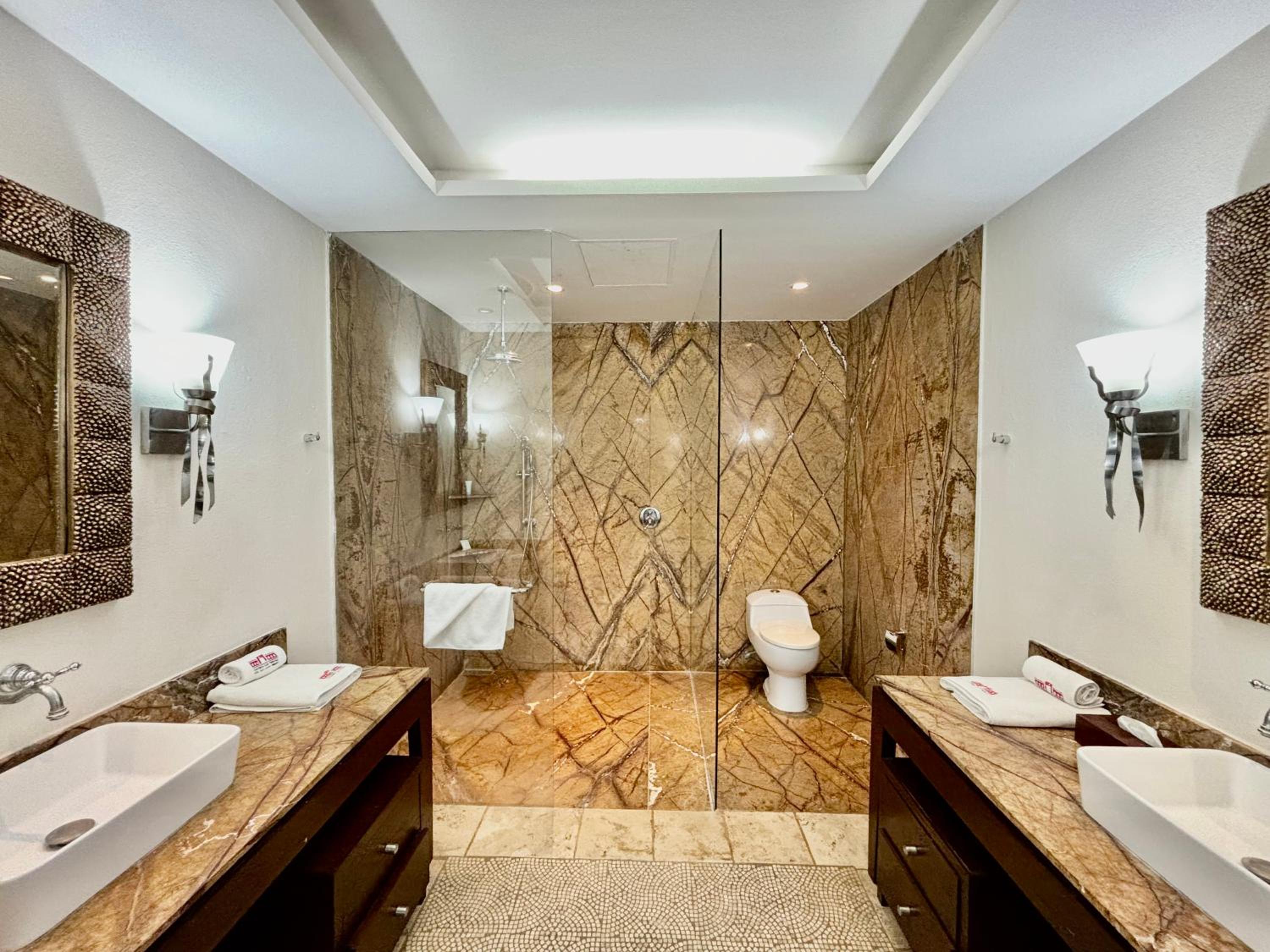 Deluxe Suite - Photo 11