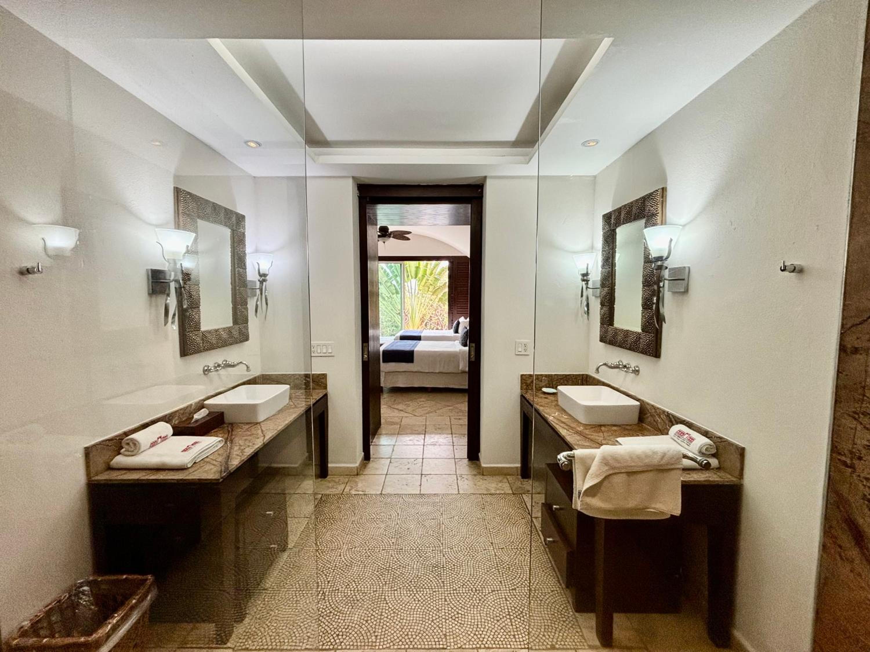 Deluxe Suite - Photo 13
