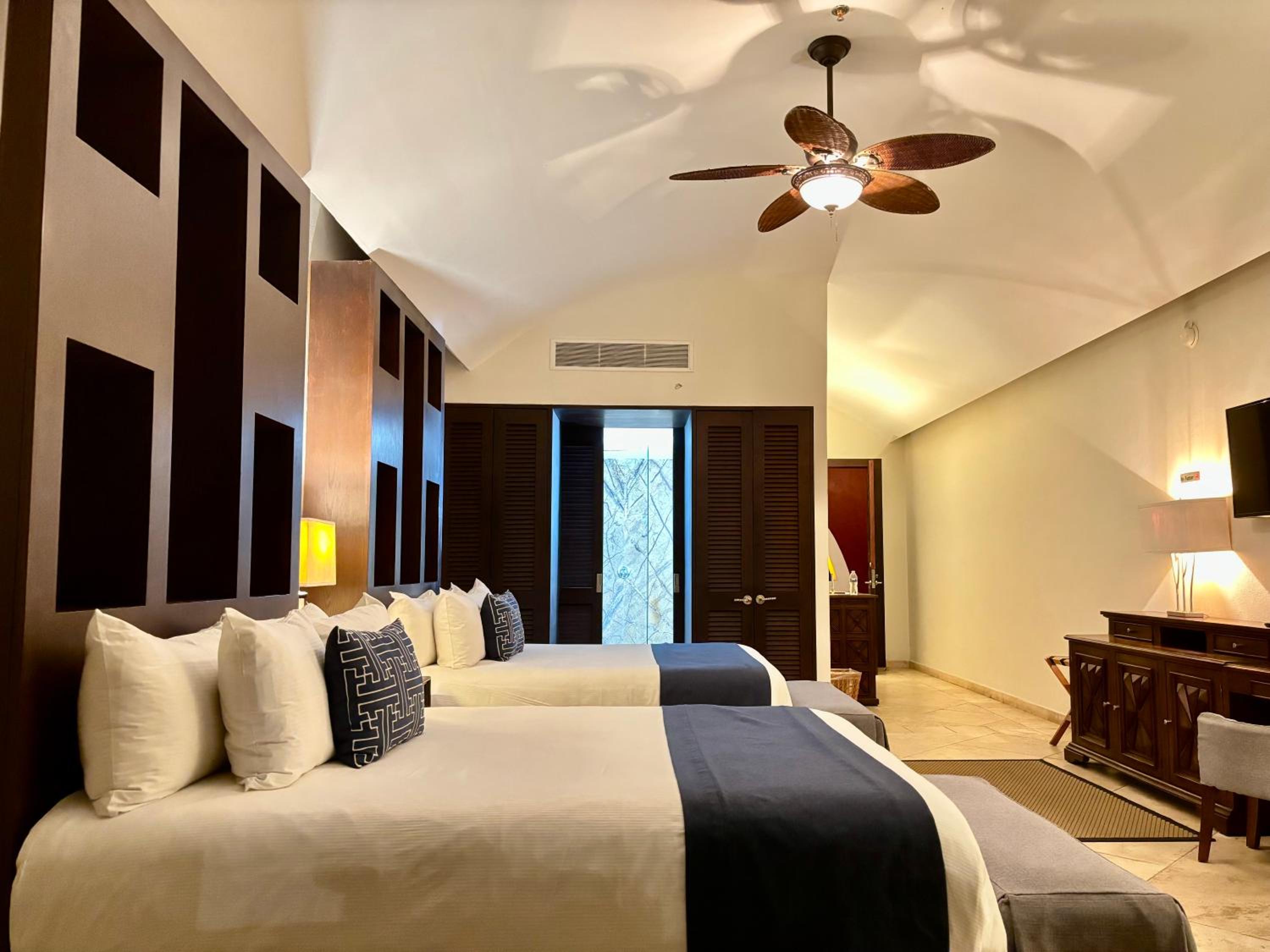Deluxe Suite - Photo 2