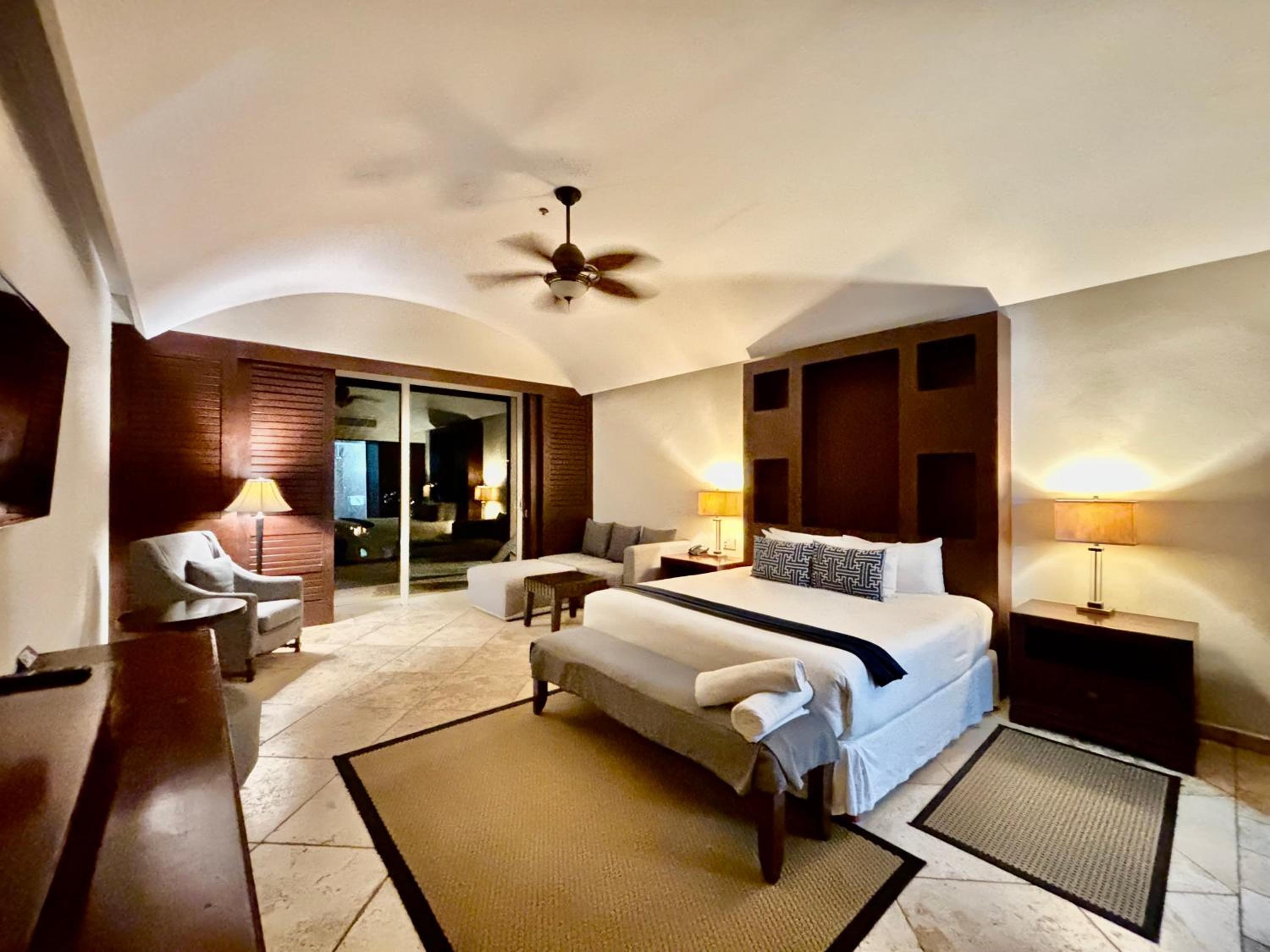 Suite with Private Pool - Photo 9