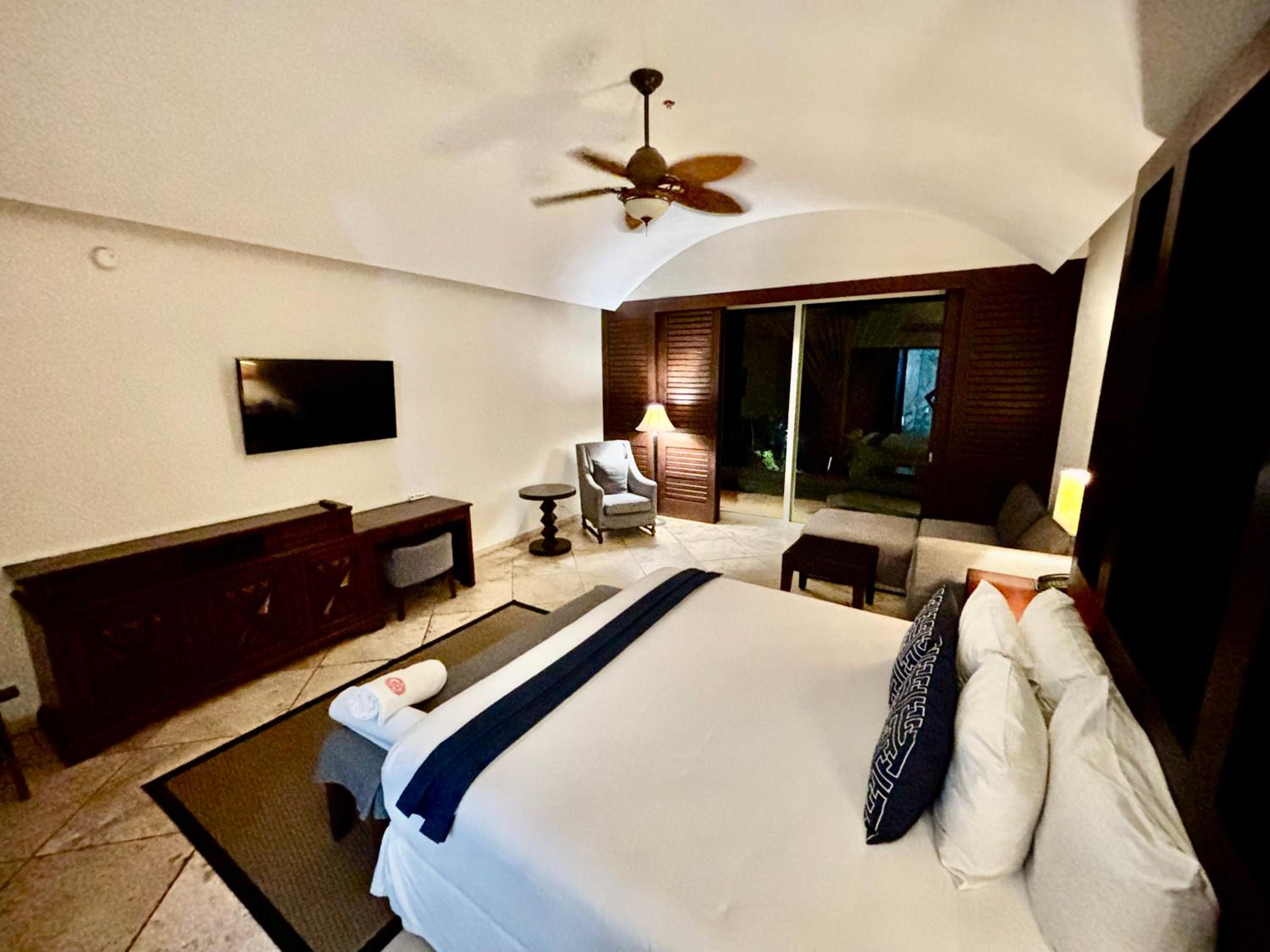 Suite with Private Pool - Photo 8