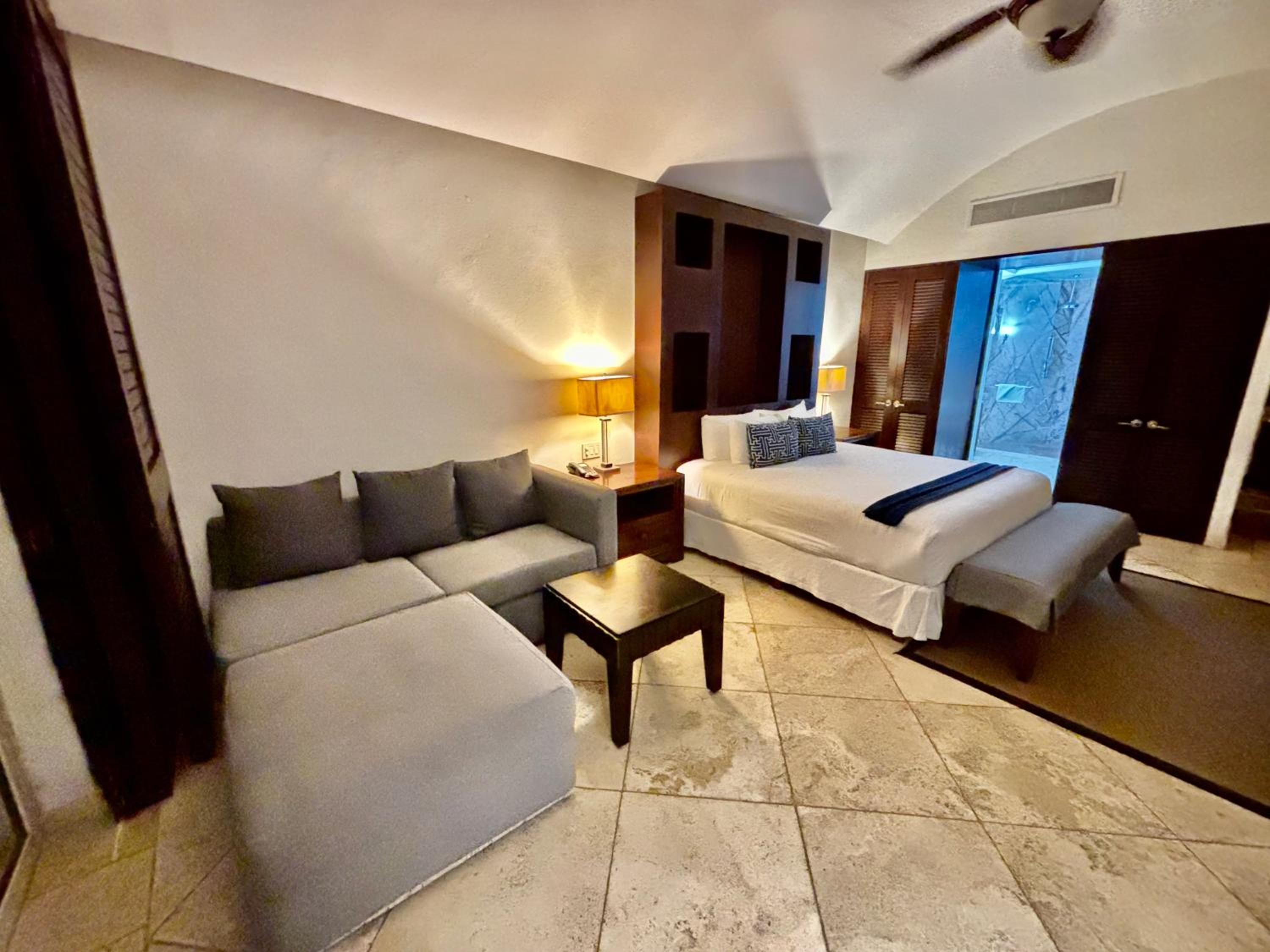 Suite with Private Pool - Photo 10