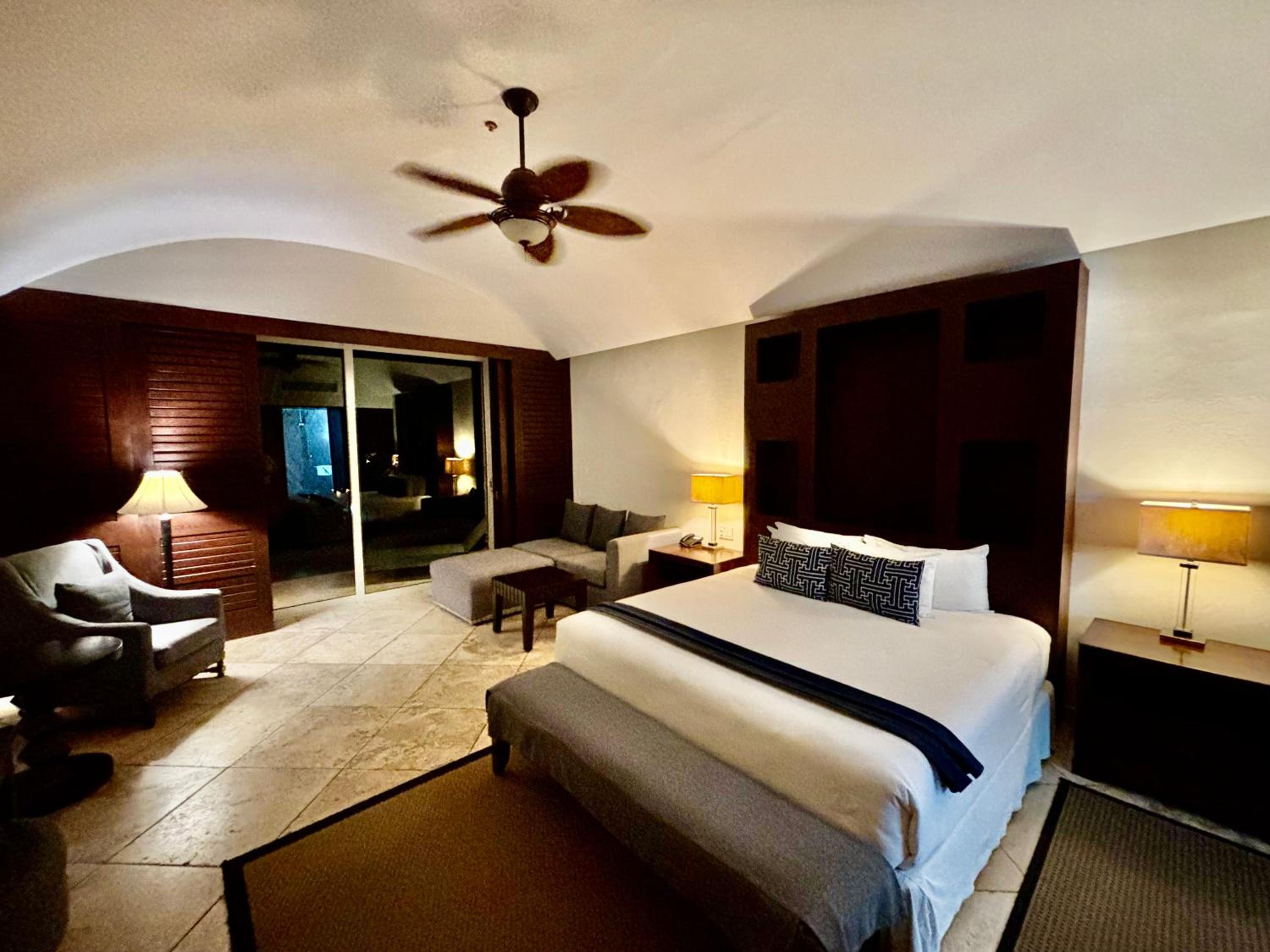 Suite with Private Pool - Photo 13
