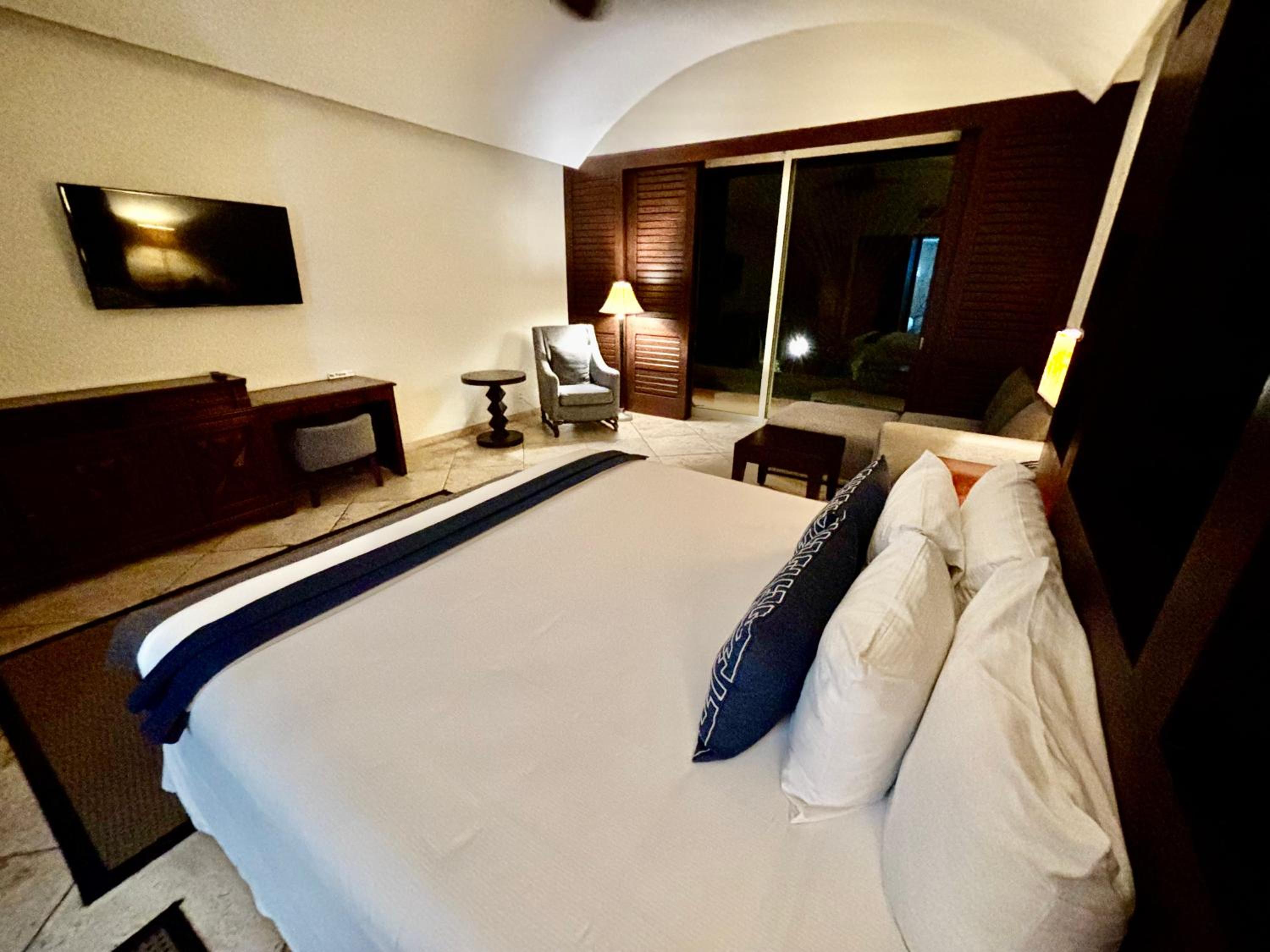 Suite with Private Pool - Photo 15