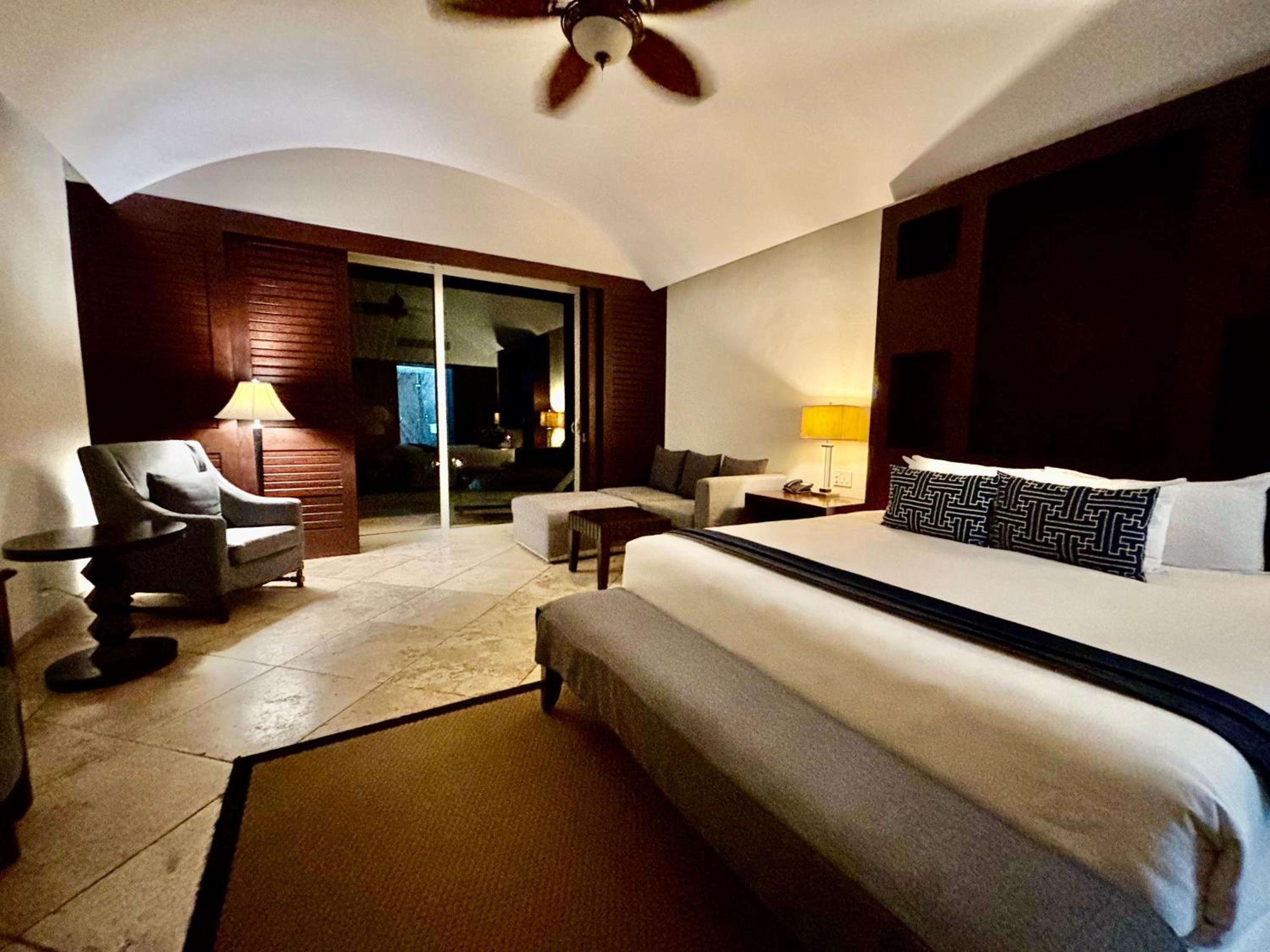 Suite with Private Pool - Photo 14