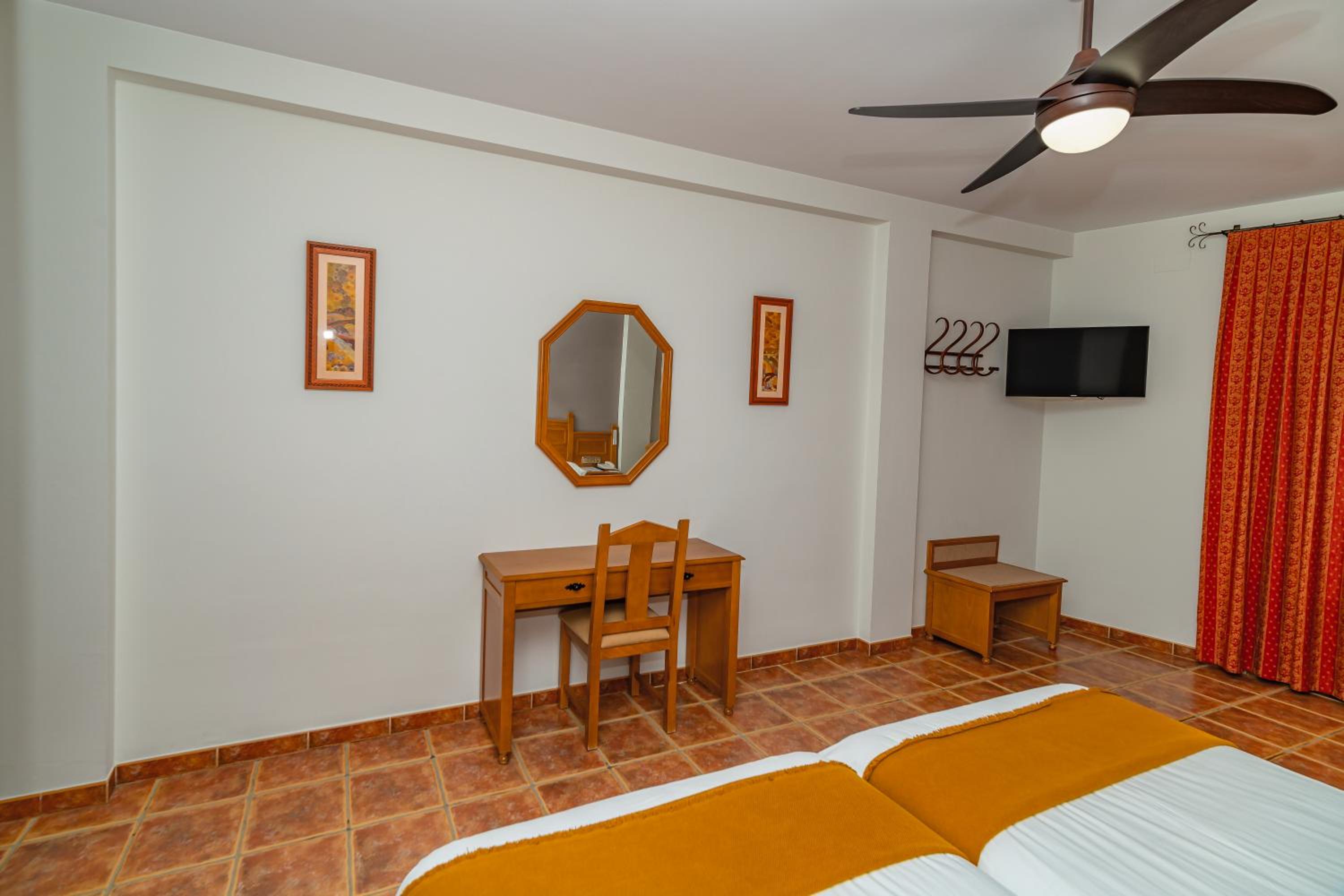 Twin Room with Mountain View - Photo 16