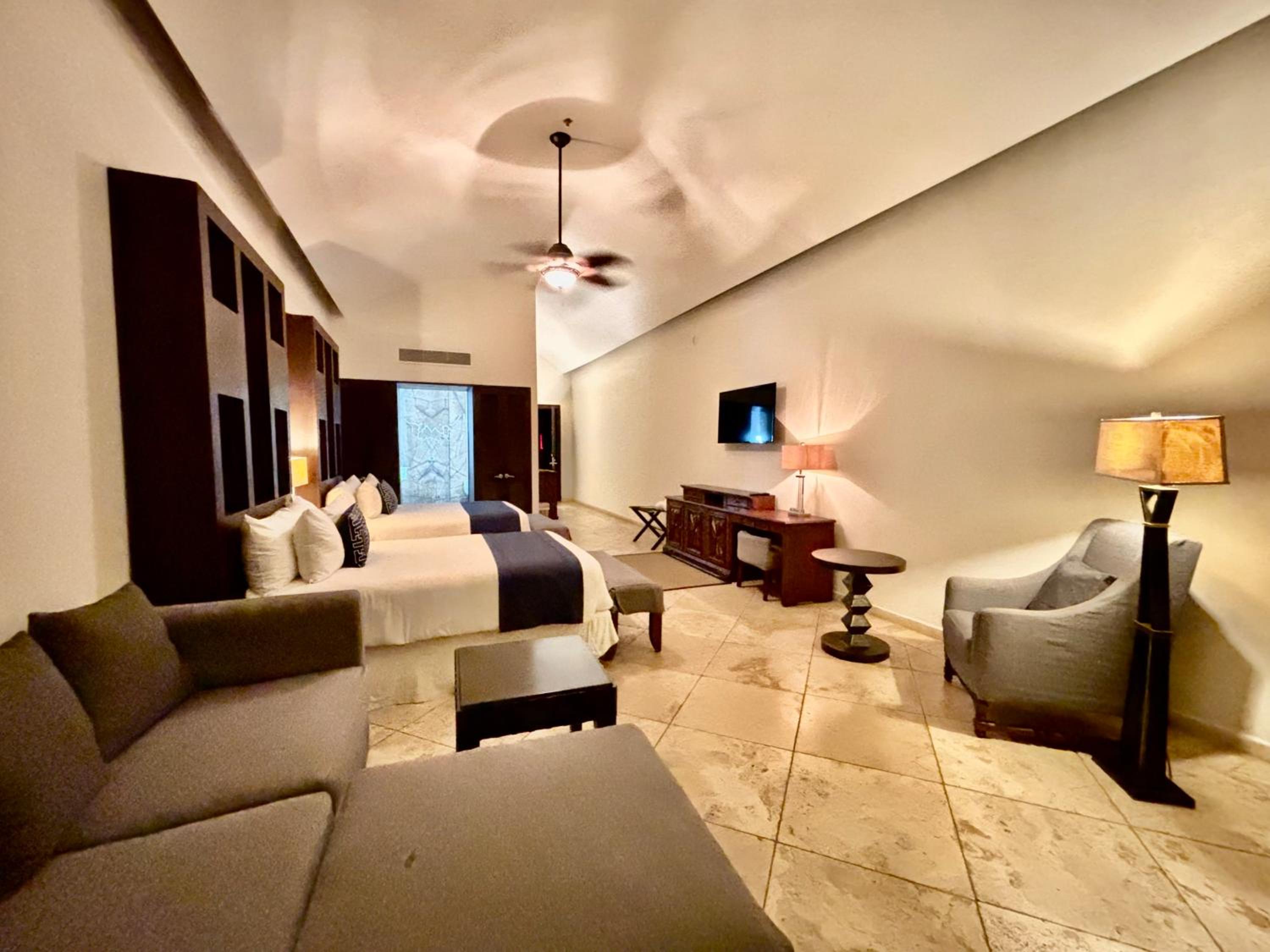 Suite - Photo 8