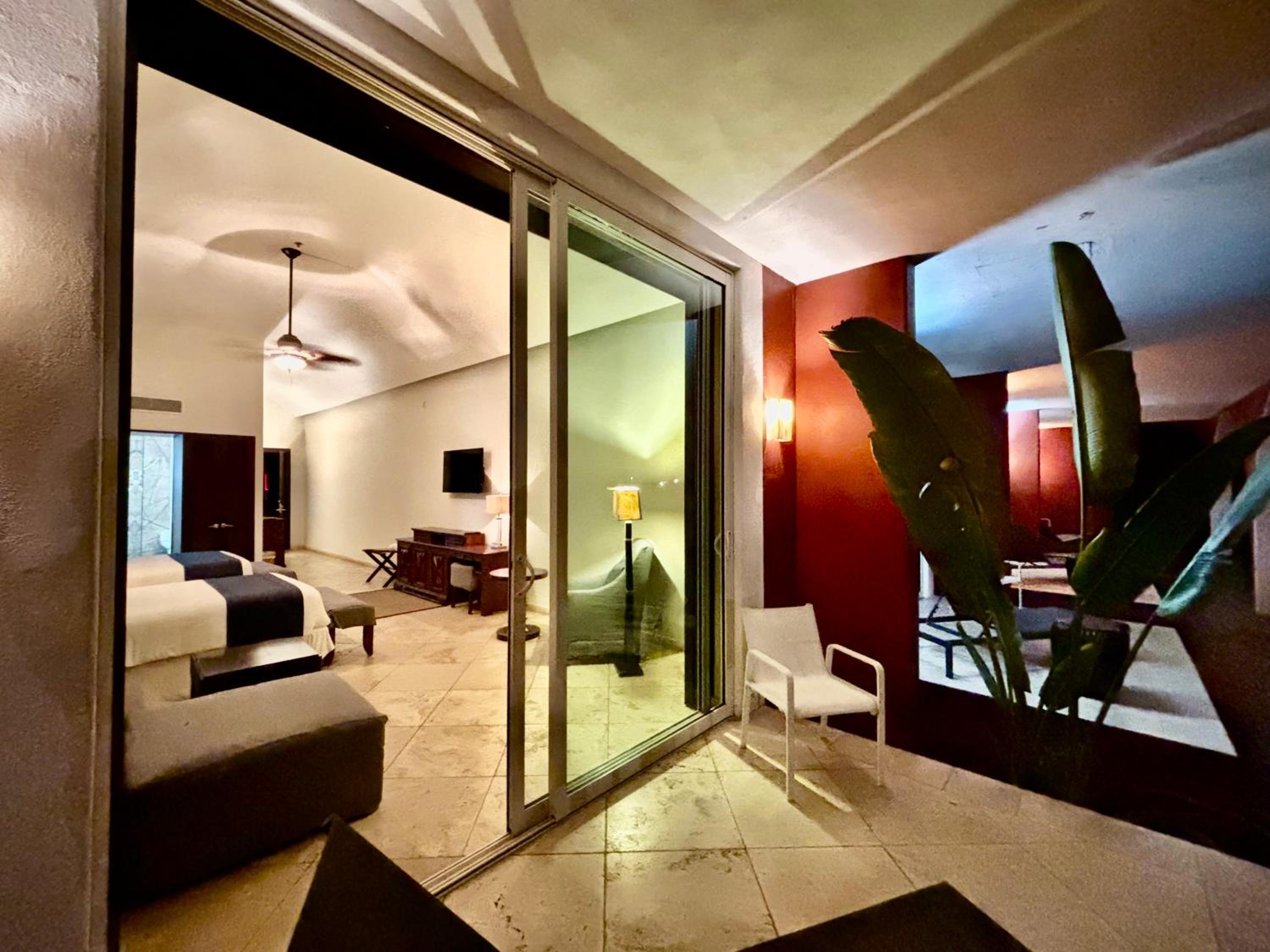 Suite - Photo 10