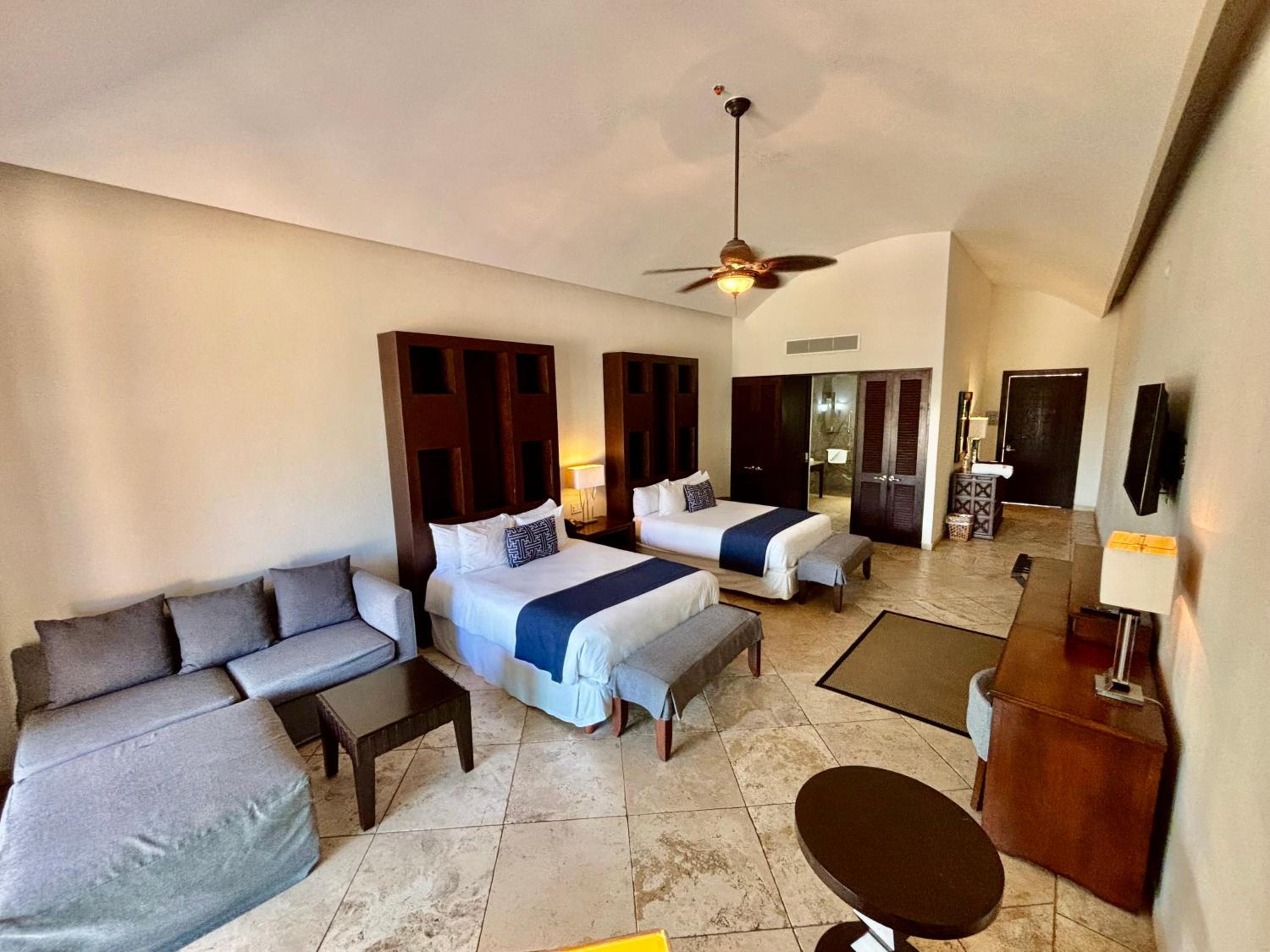 Suite - Photo 11