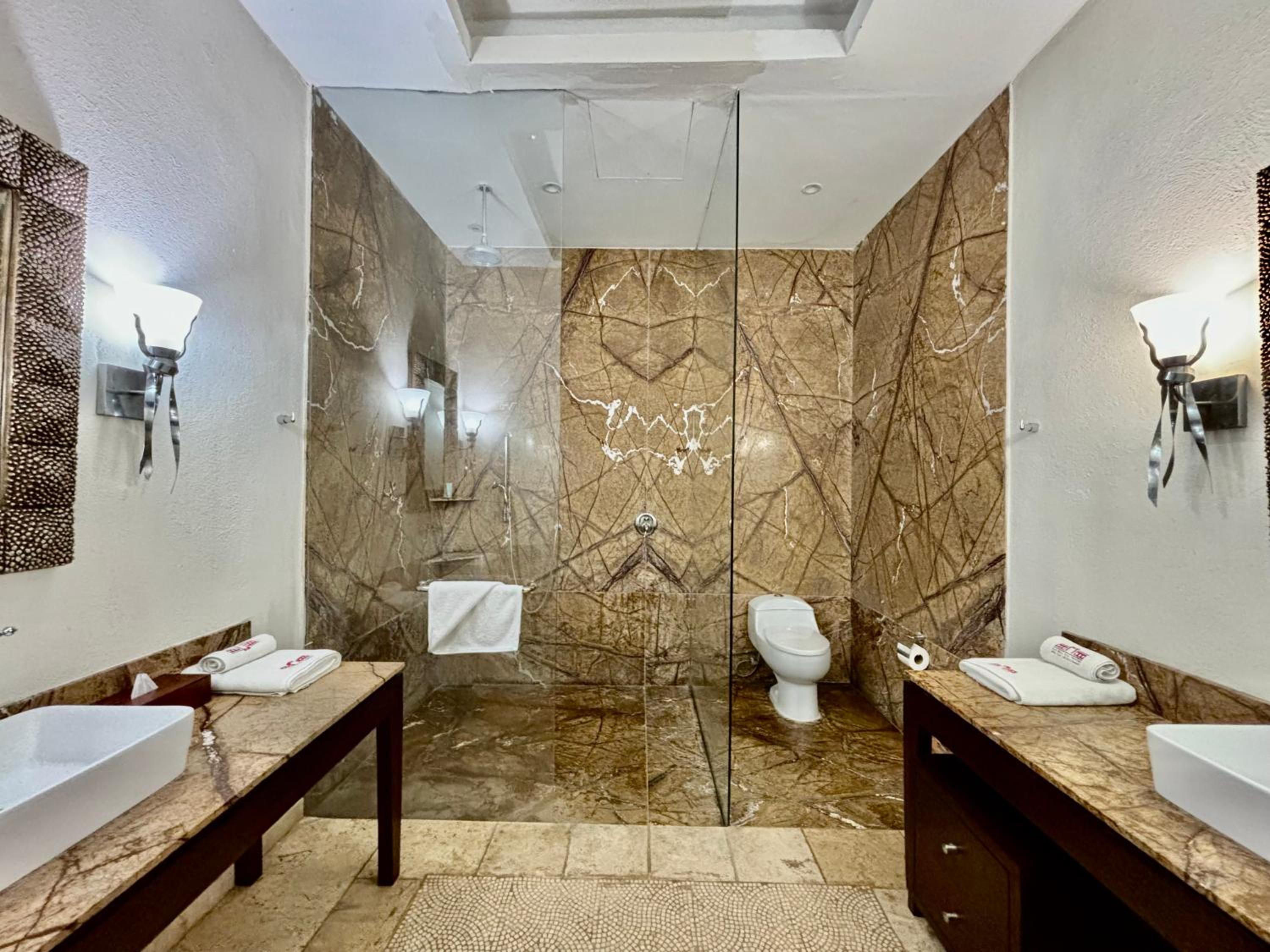 Suite - Photo 13
