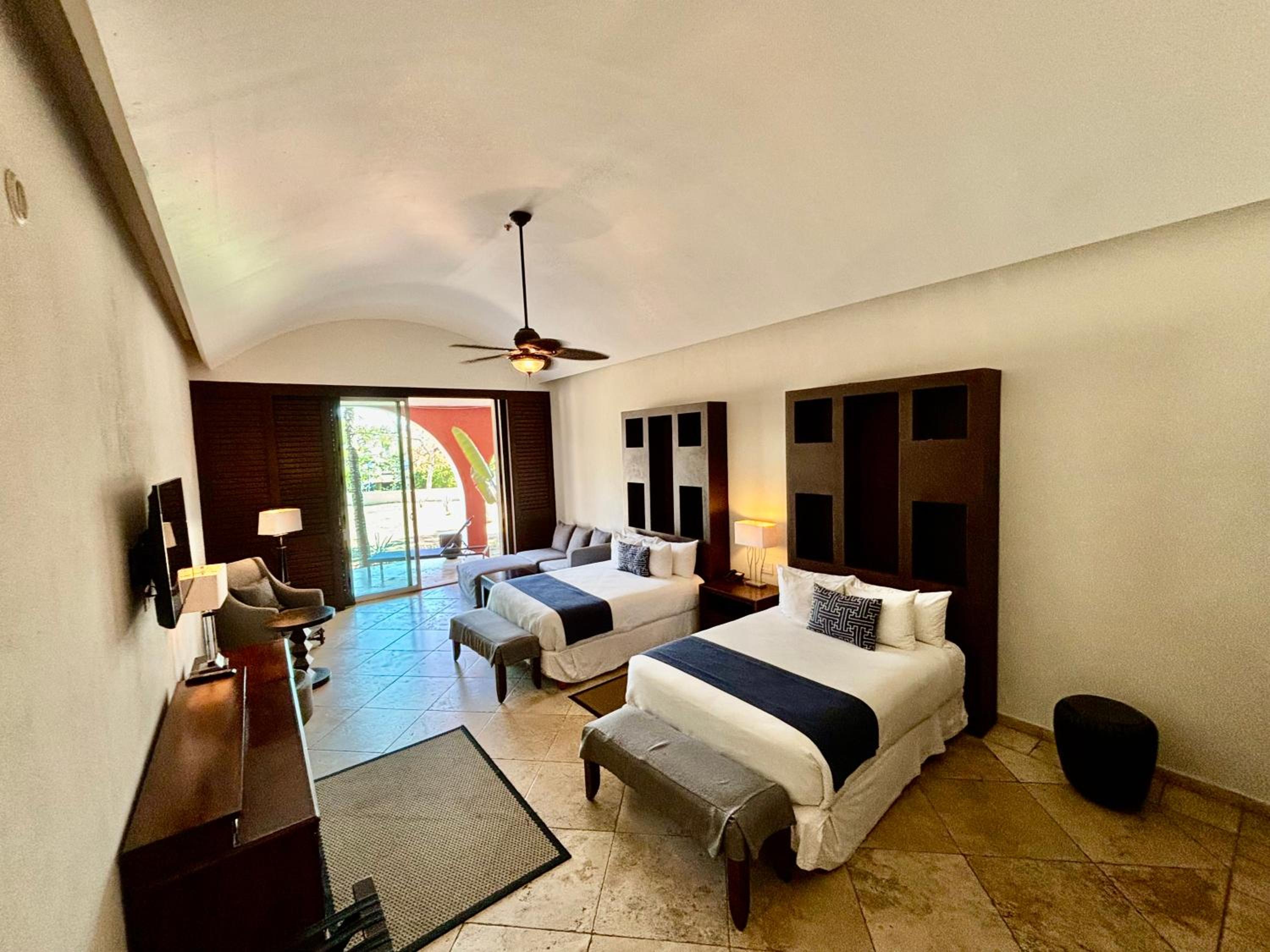 Suite - Photo 1