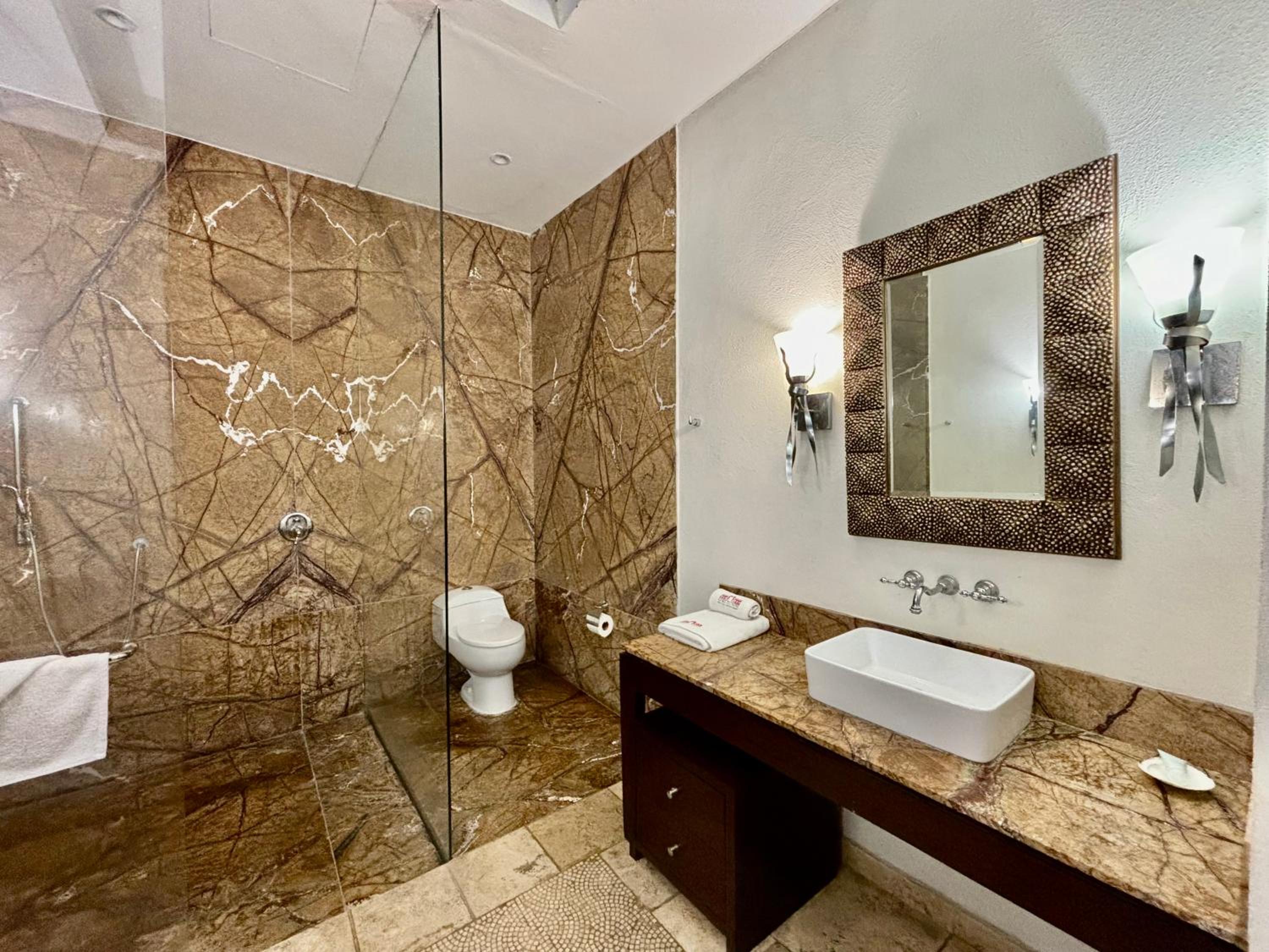 Suite - Photo 12