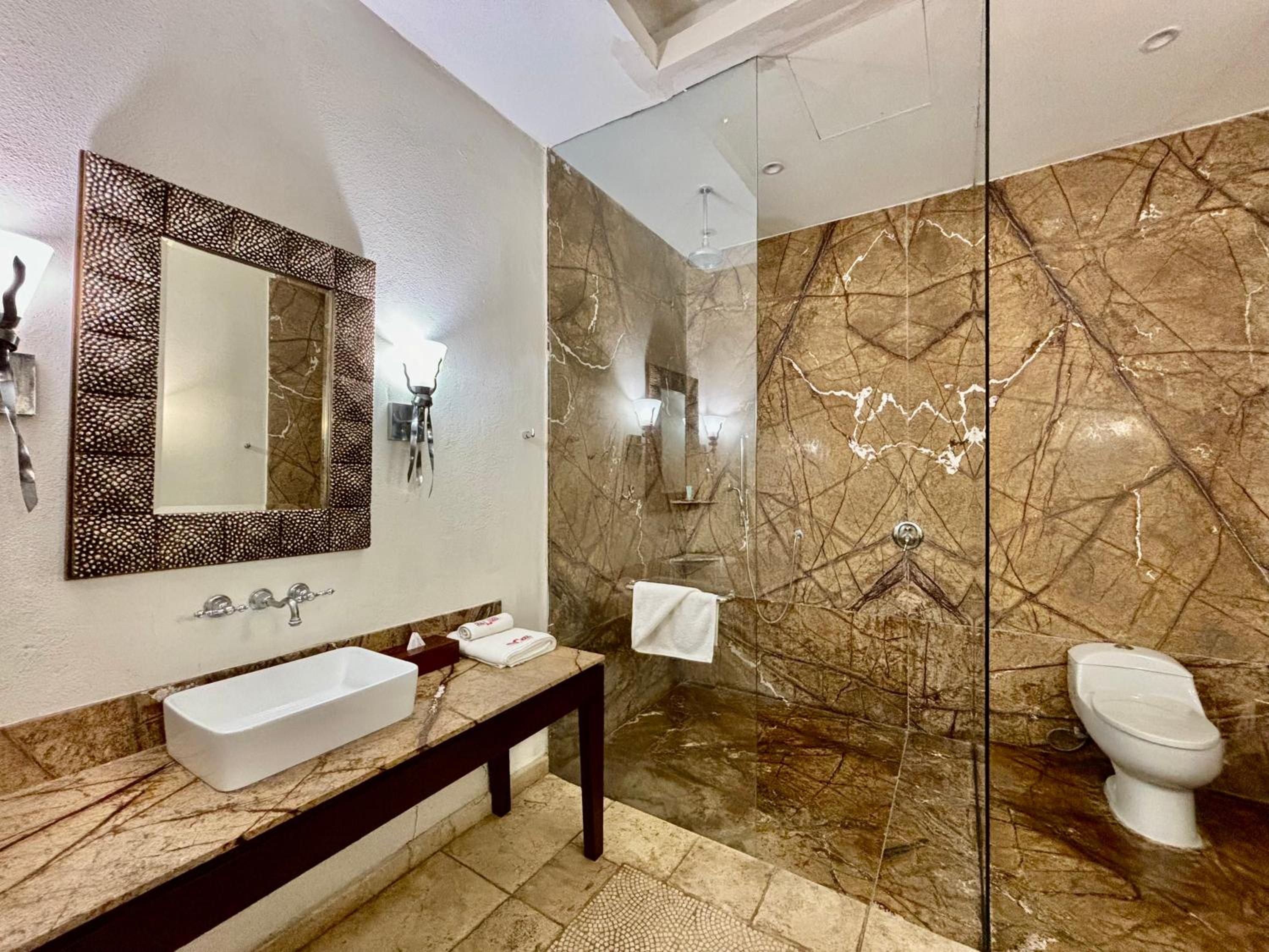 Suite - Photo 14