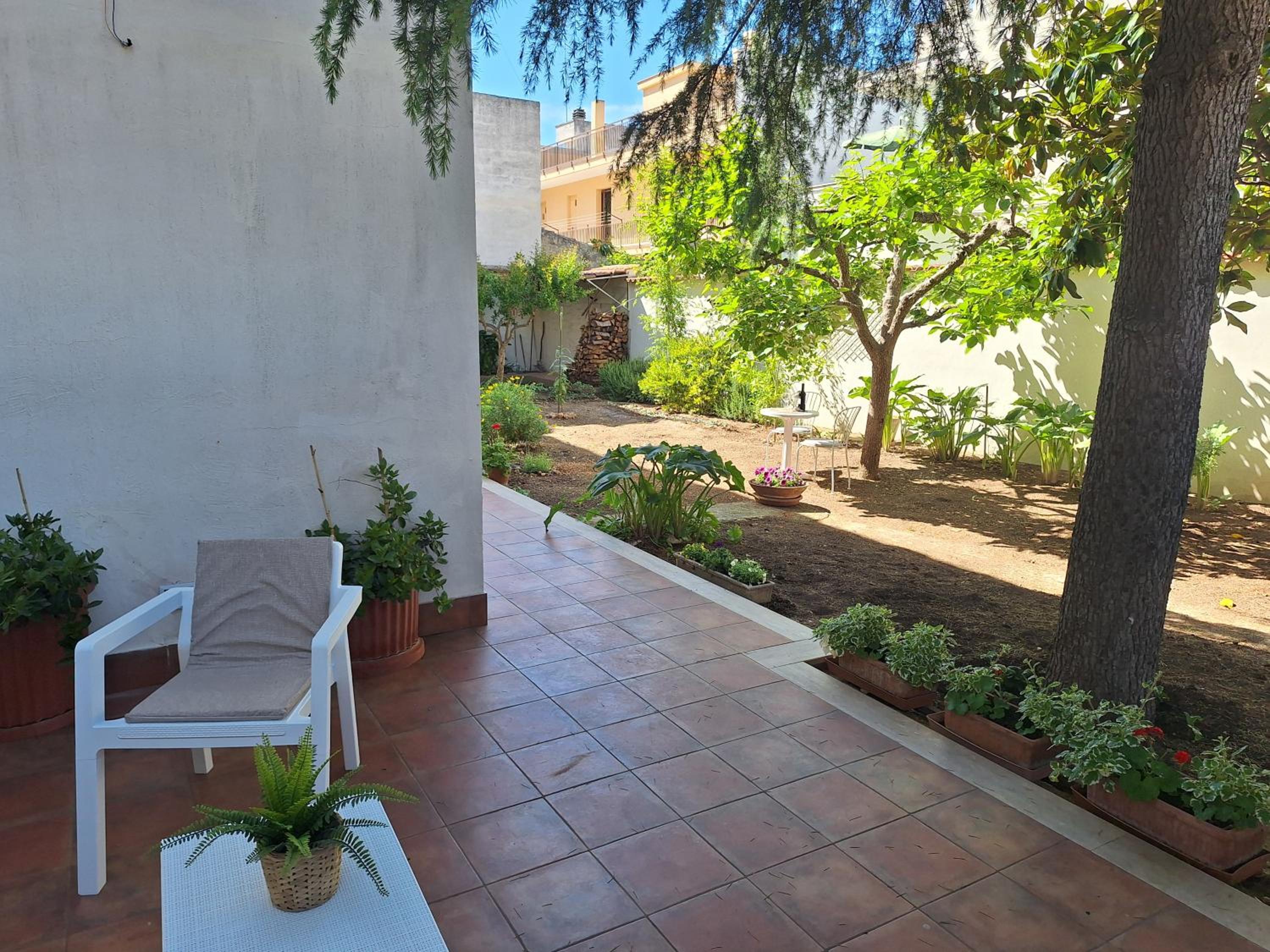 Two-Bedroom House with big Garden photo 2