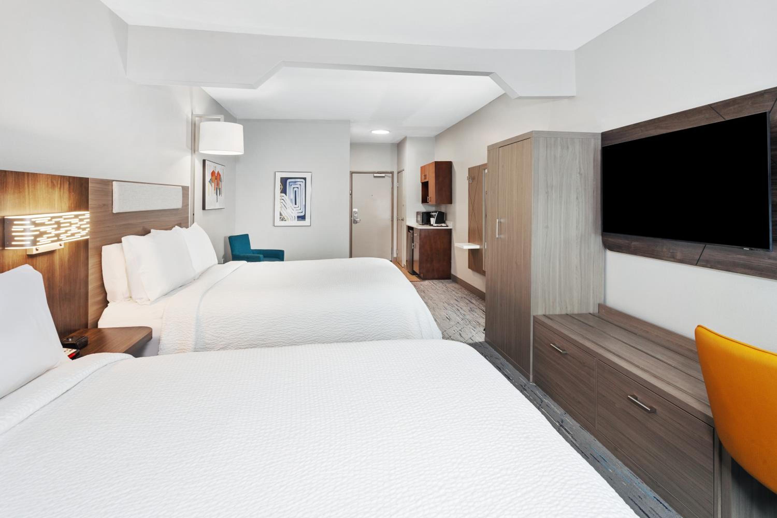 Standard Room with Two Queen Beds - Photo 7