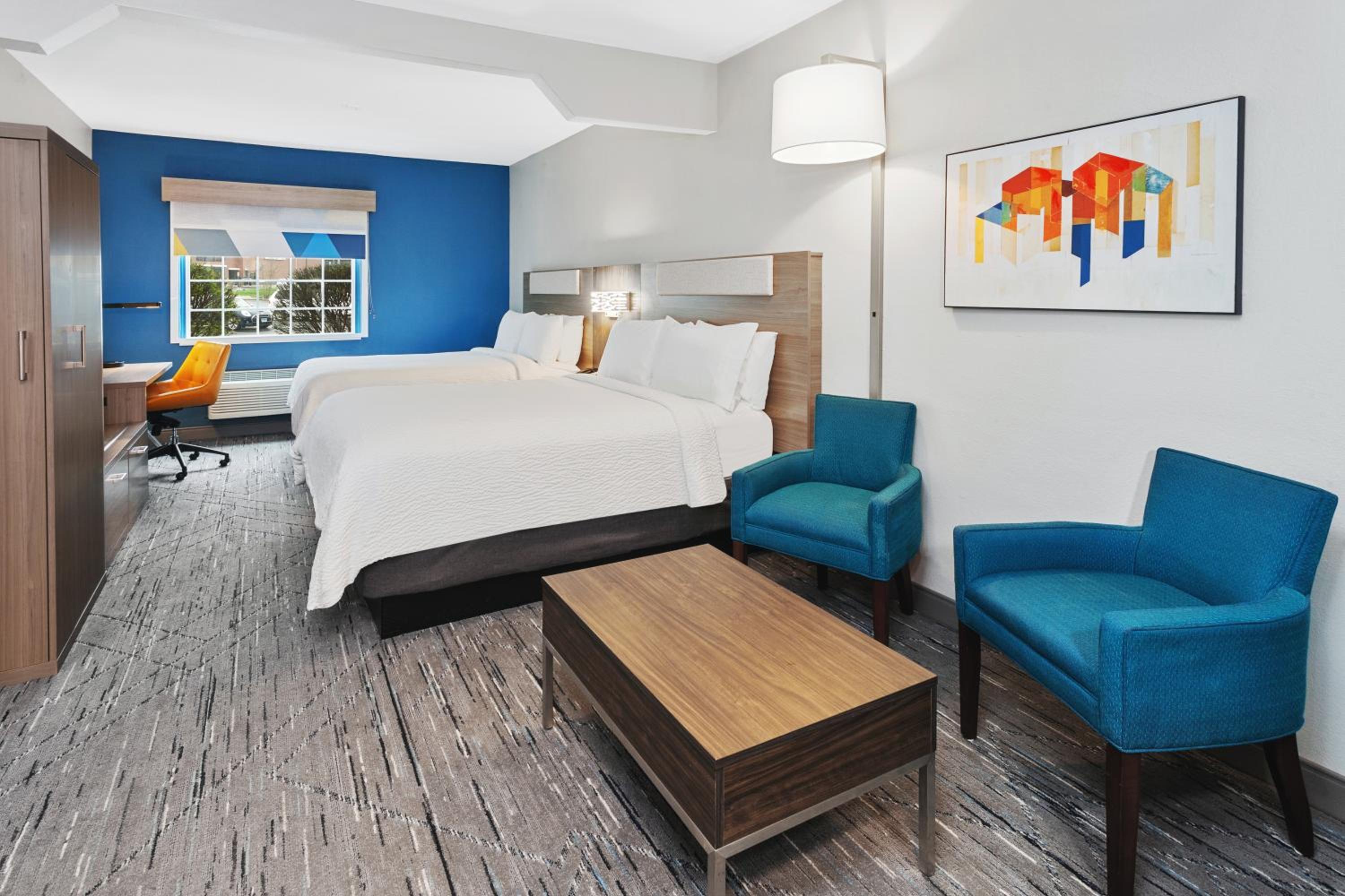 Standard Room with Two Queen Beds - Photo 4