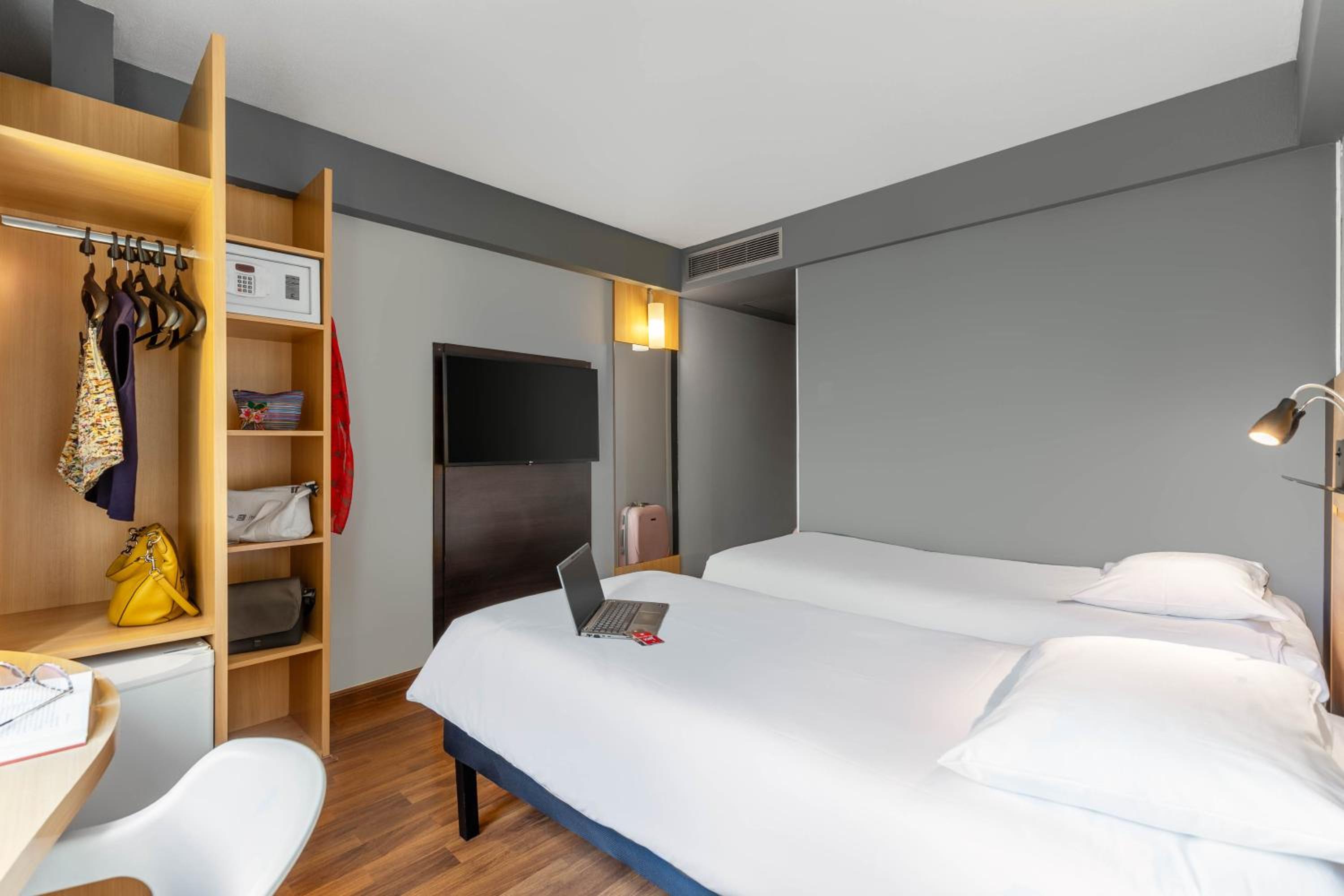 Standard Room with Two Single Bed thumbnail 5