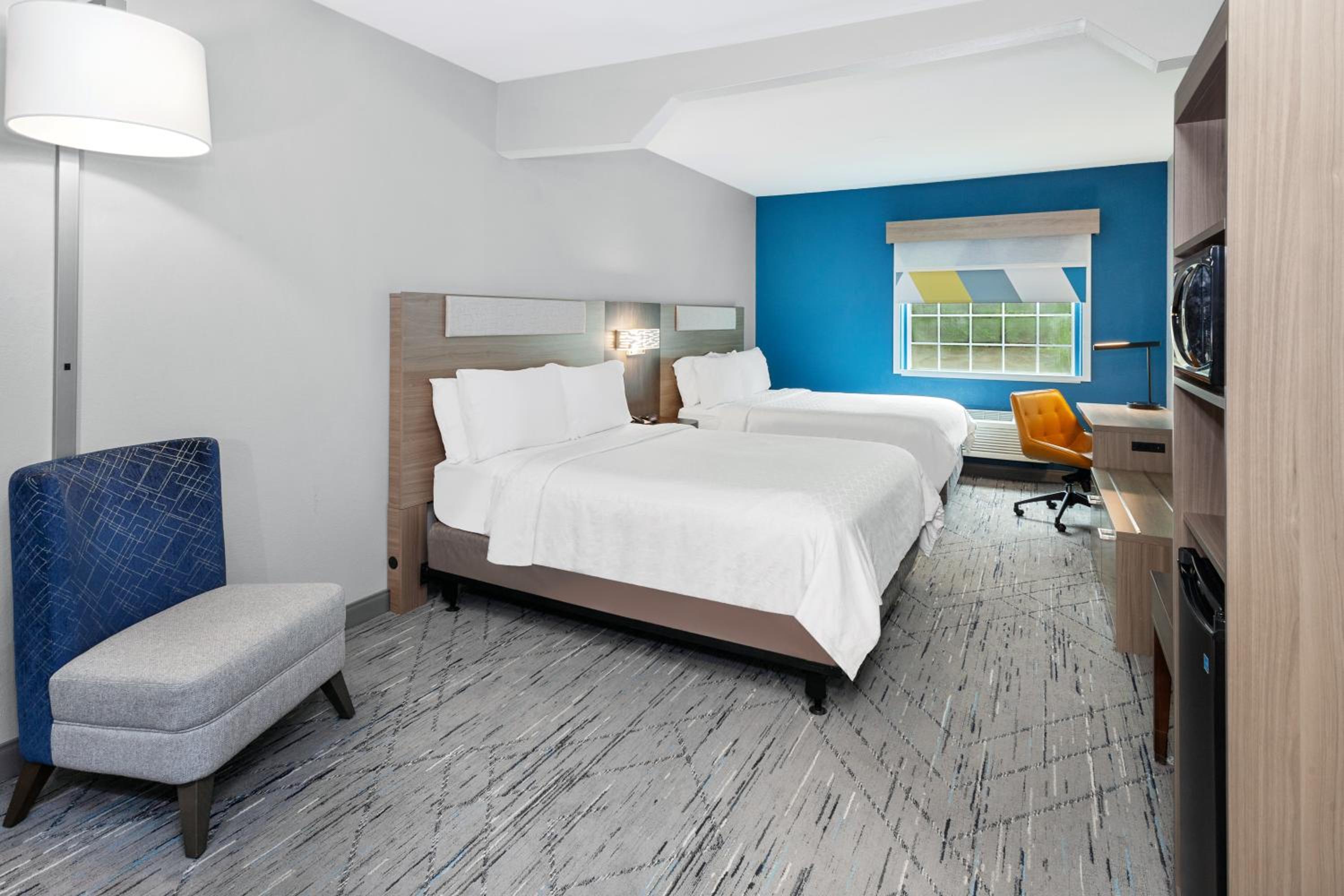 Queen Room with Two Queen Beds - Mobility Access Tub/Non-Smoking photo 1