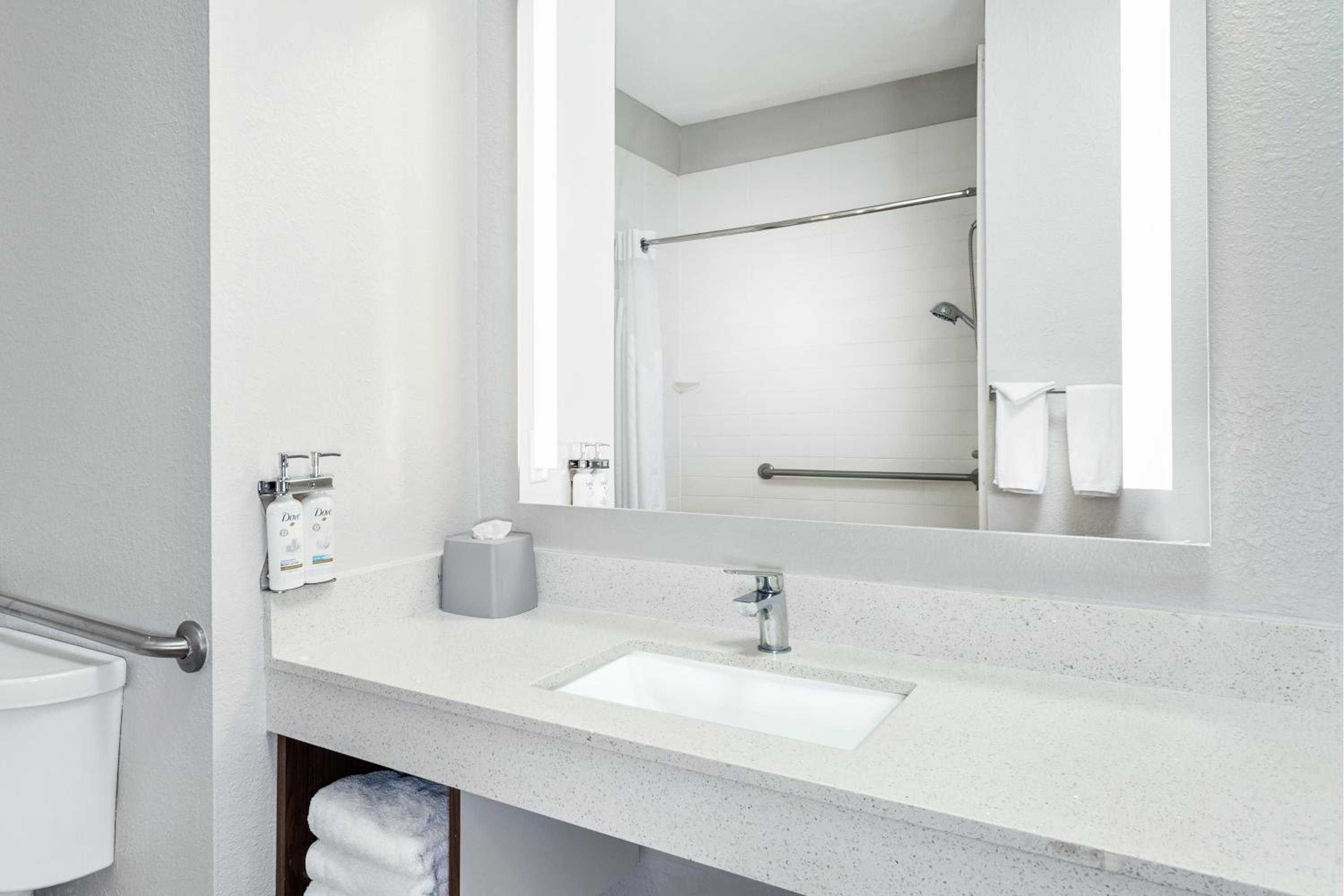 Queen Room with Two Queen Beds - Mobility Access Tub/Non-Smoking photo 3