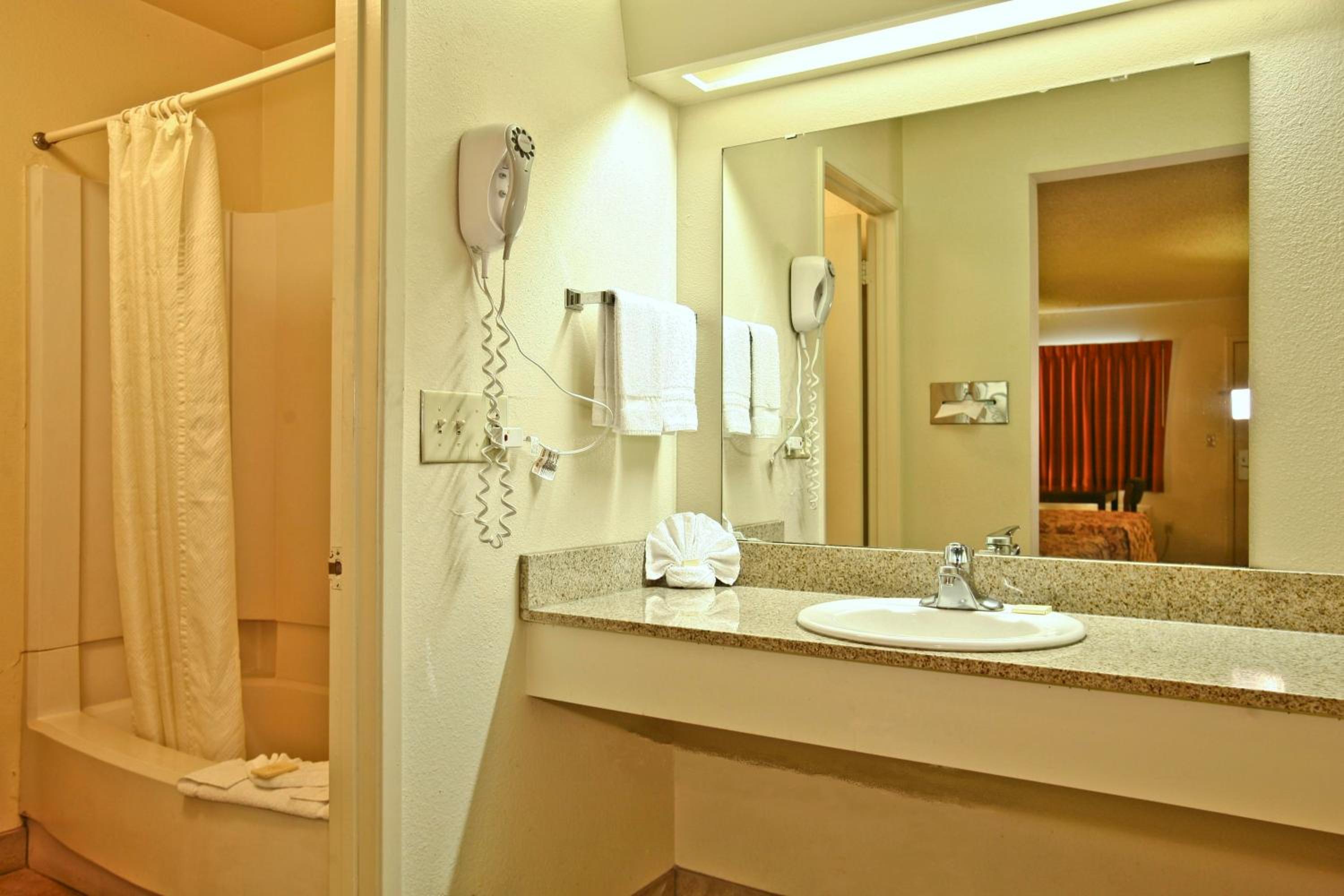 Standard King Room - Smoking - Photo 7