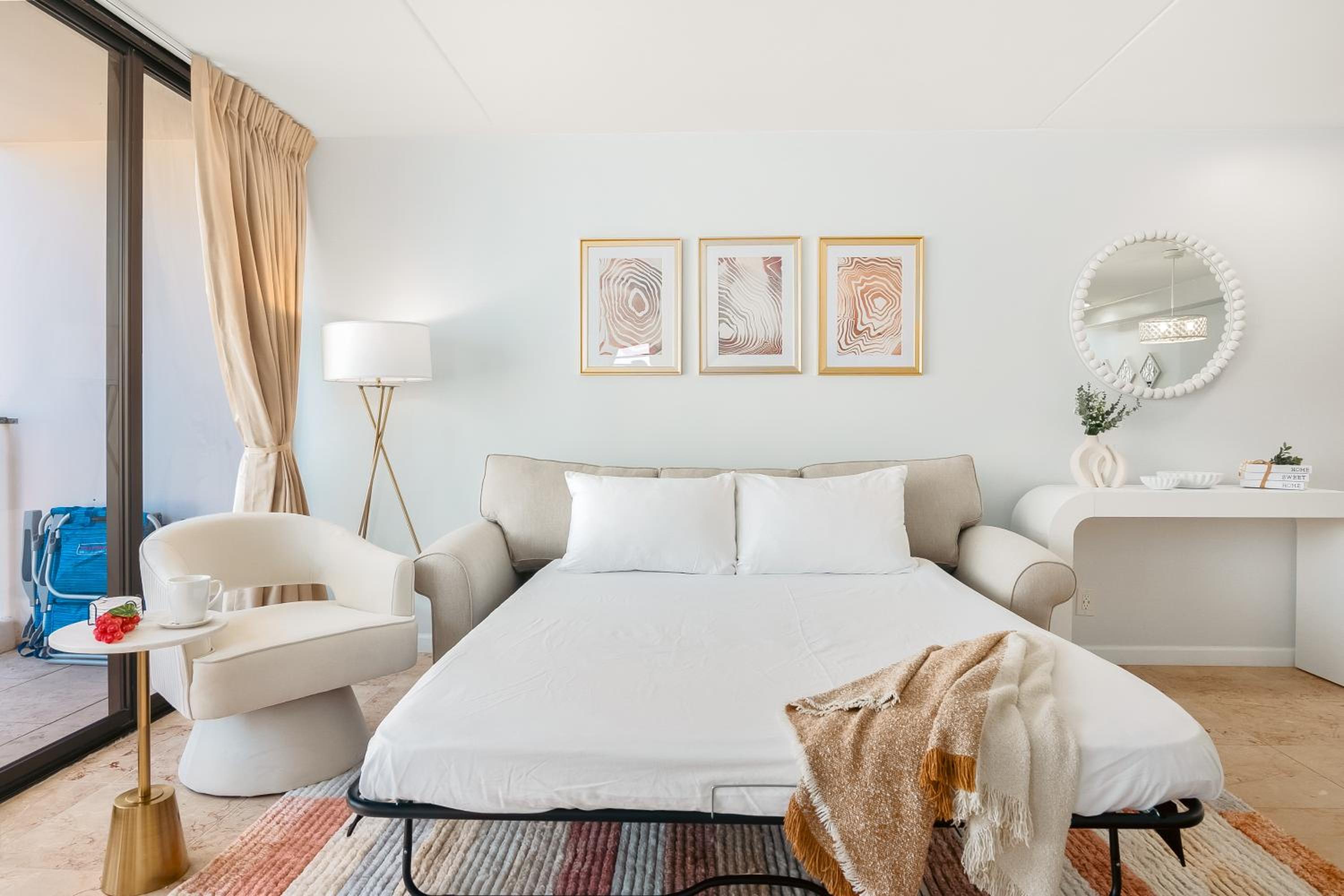 Waikiki Banyan condo with ocean & skyline views: One-Bedroom Apartment photo