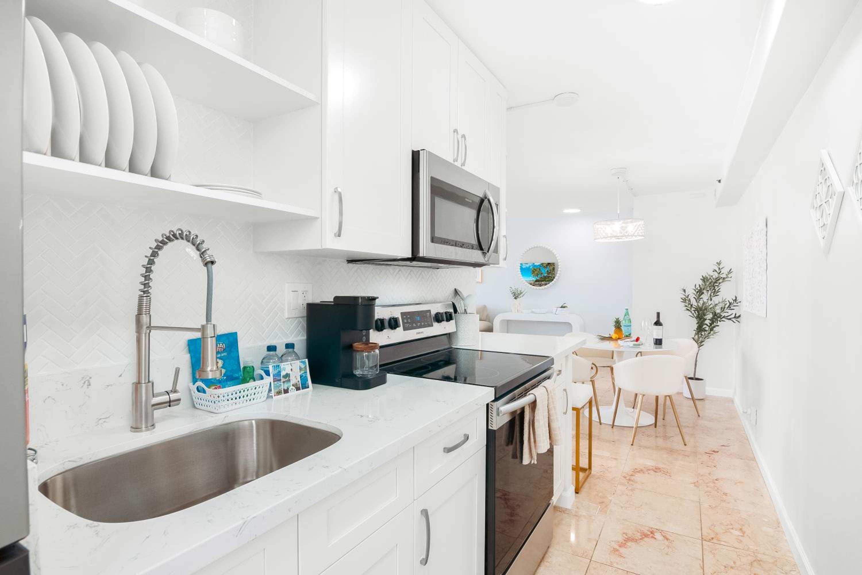 Waikiki Banyan condo with ocean & skyline views: One-Bedroom Apartment photo
