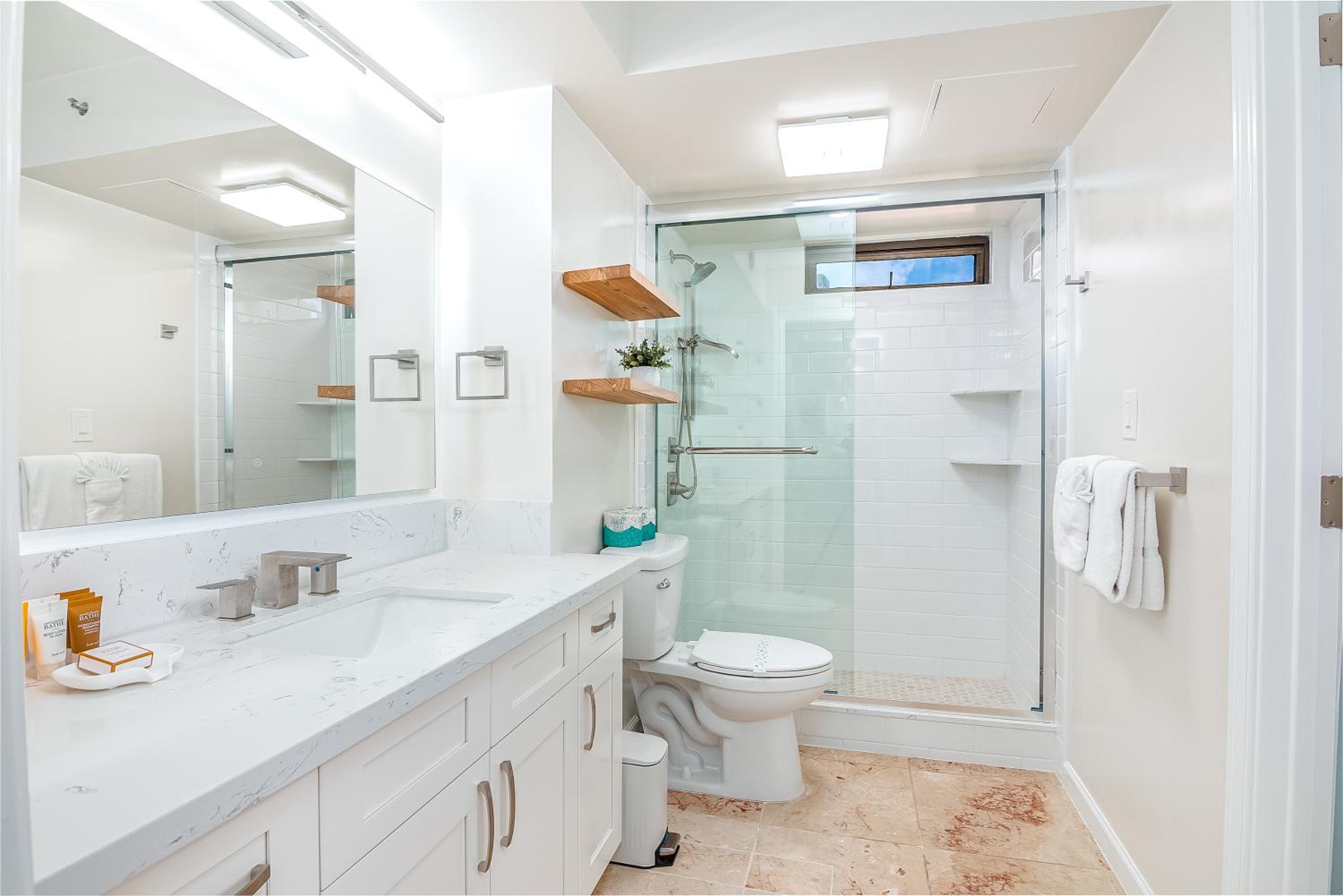 Waikiki Banyan condo with ocean & skyline views: One-Bedroom Apartment photo