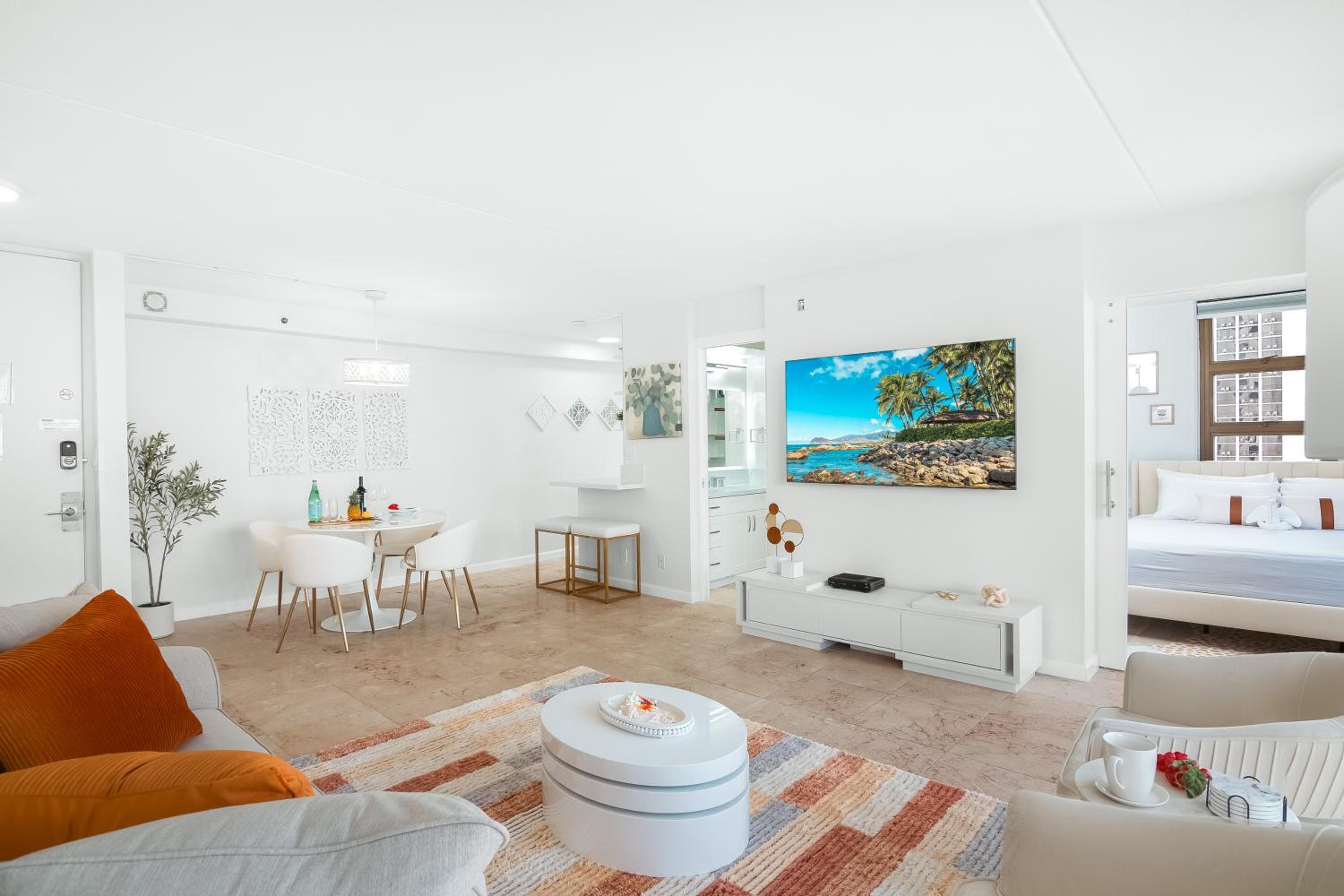 Waikiki Banyan condo with ocean & skyline views: hotel room photo