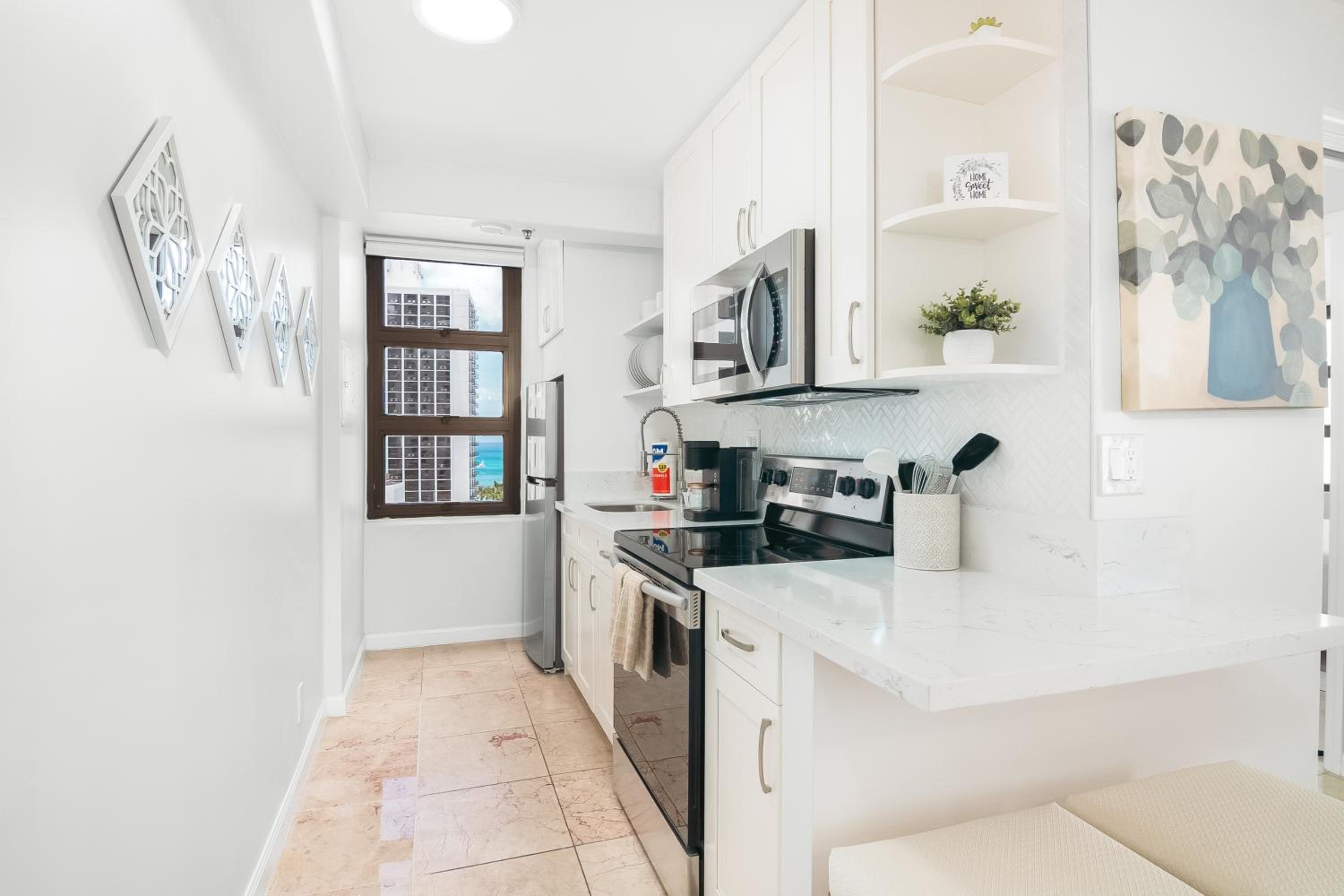 Waikiki Banyan condo with ocean & skyline views: One-Bedroom Apartment photo