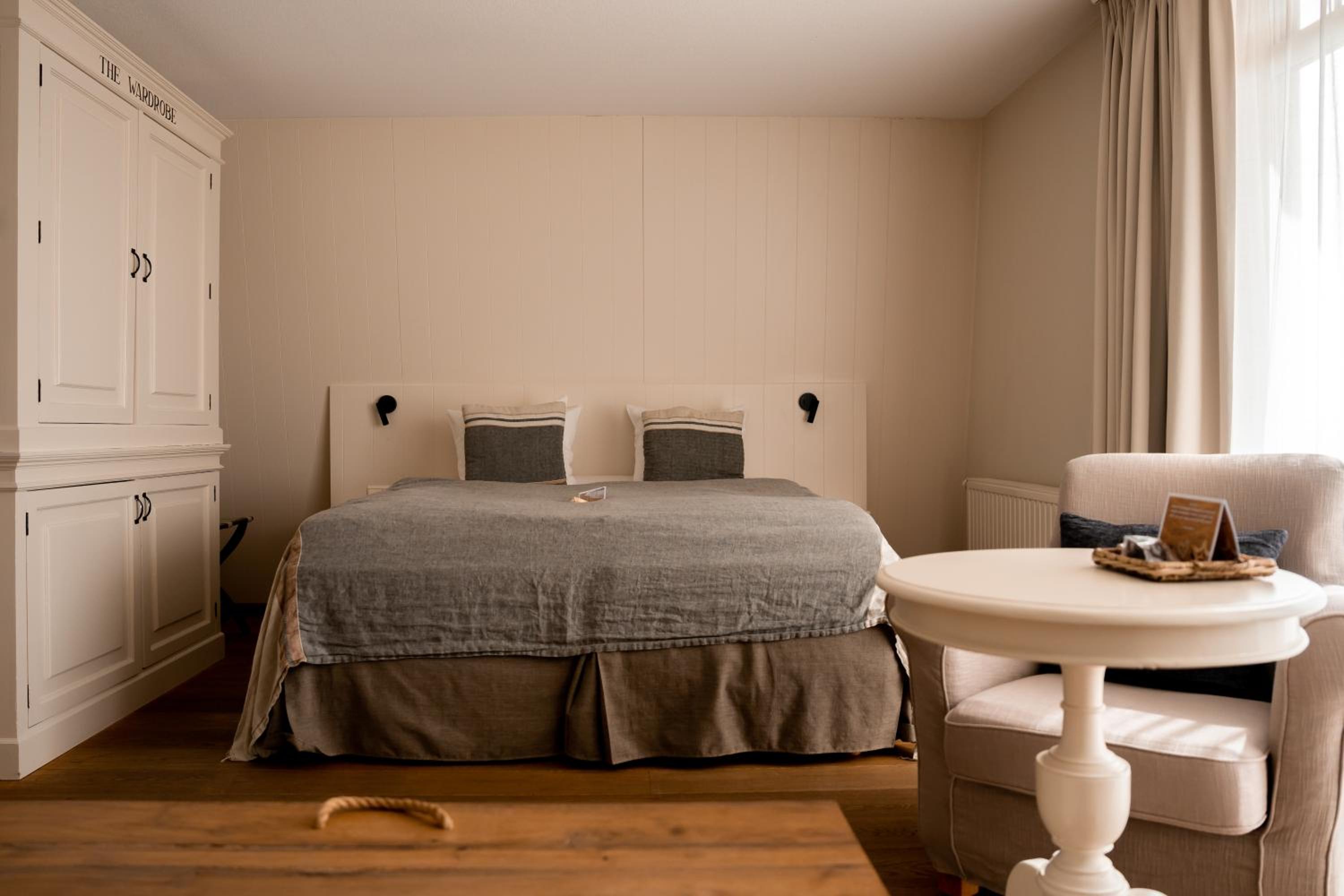 Long Island Junior Suite - Photo 1