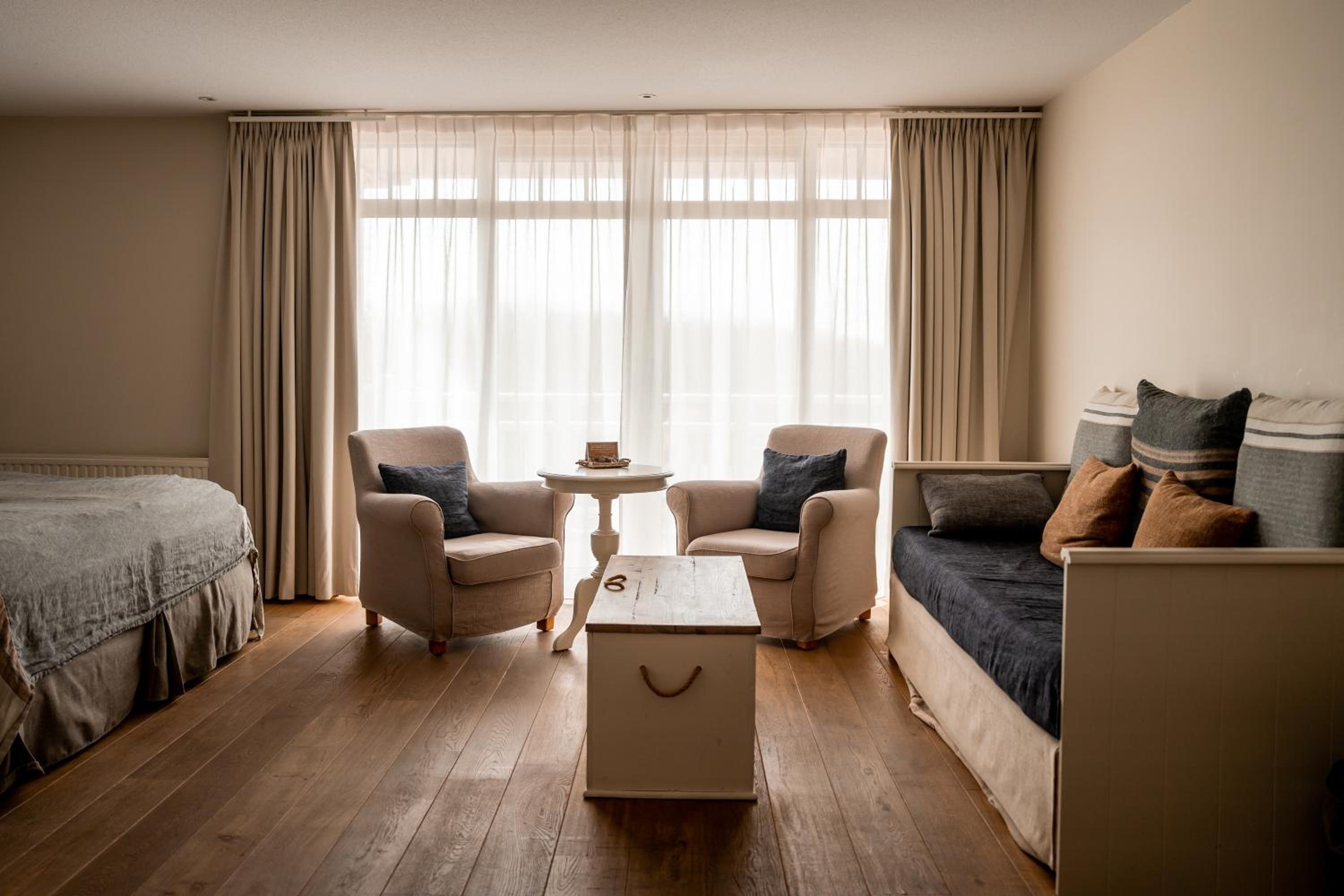 Long Island Junior Suite - Photo 2