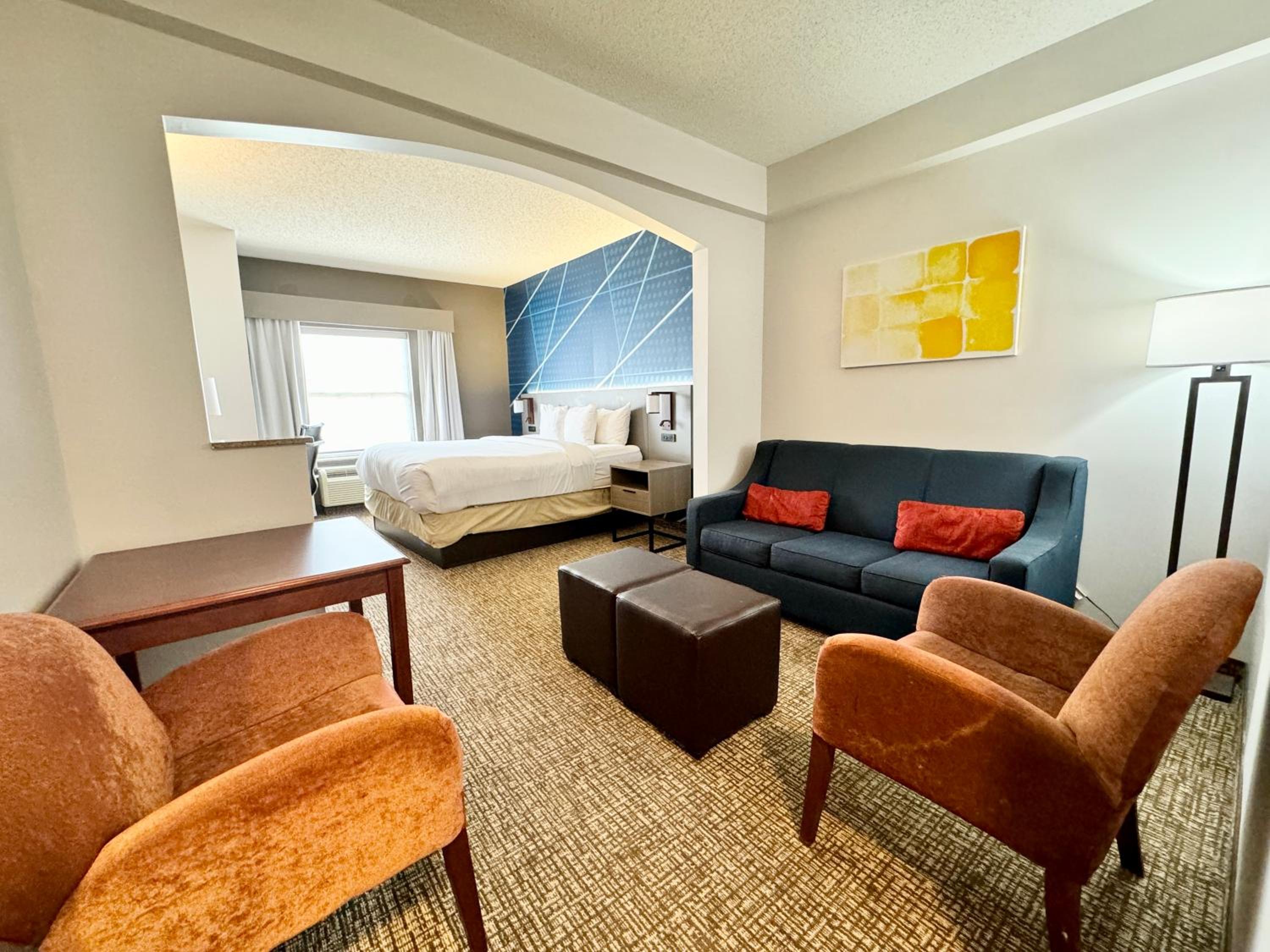 King Suite - Non-Smoking - Photo 7