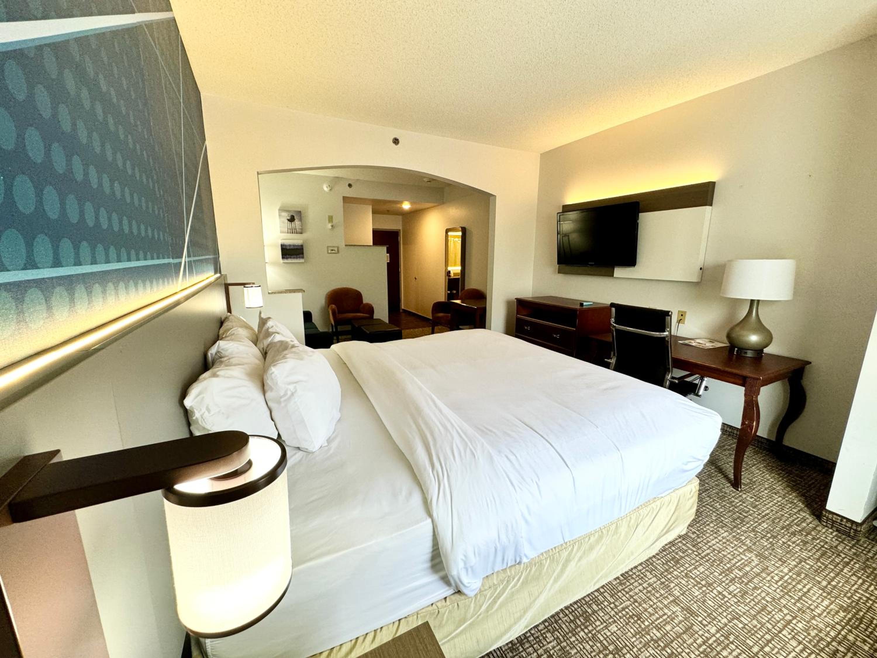 King Suite - Non-Smoking - Photo 4