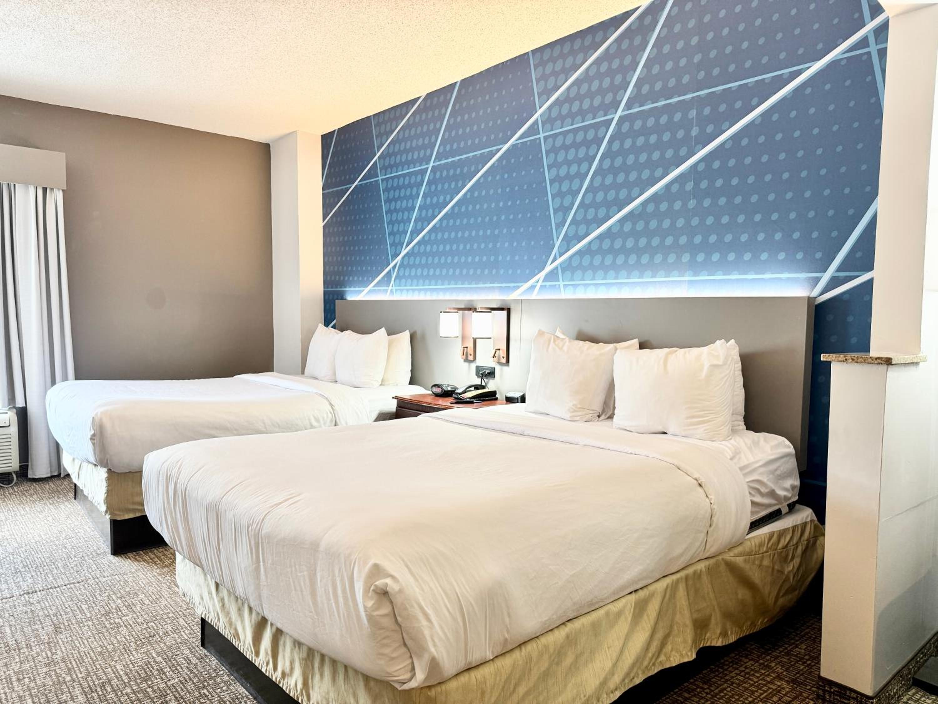 Queen Suite with Two Queen Beds - Non-Smoking - Photo 3