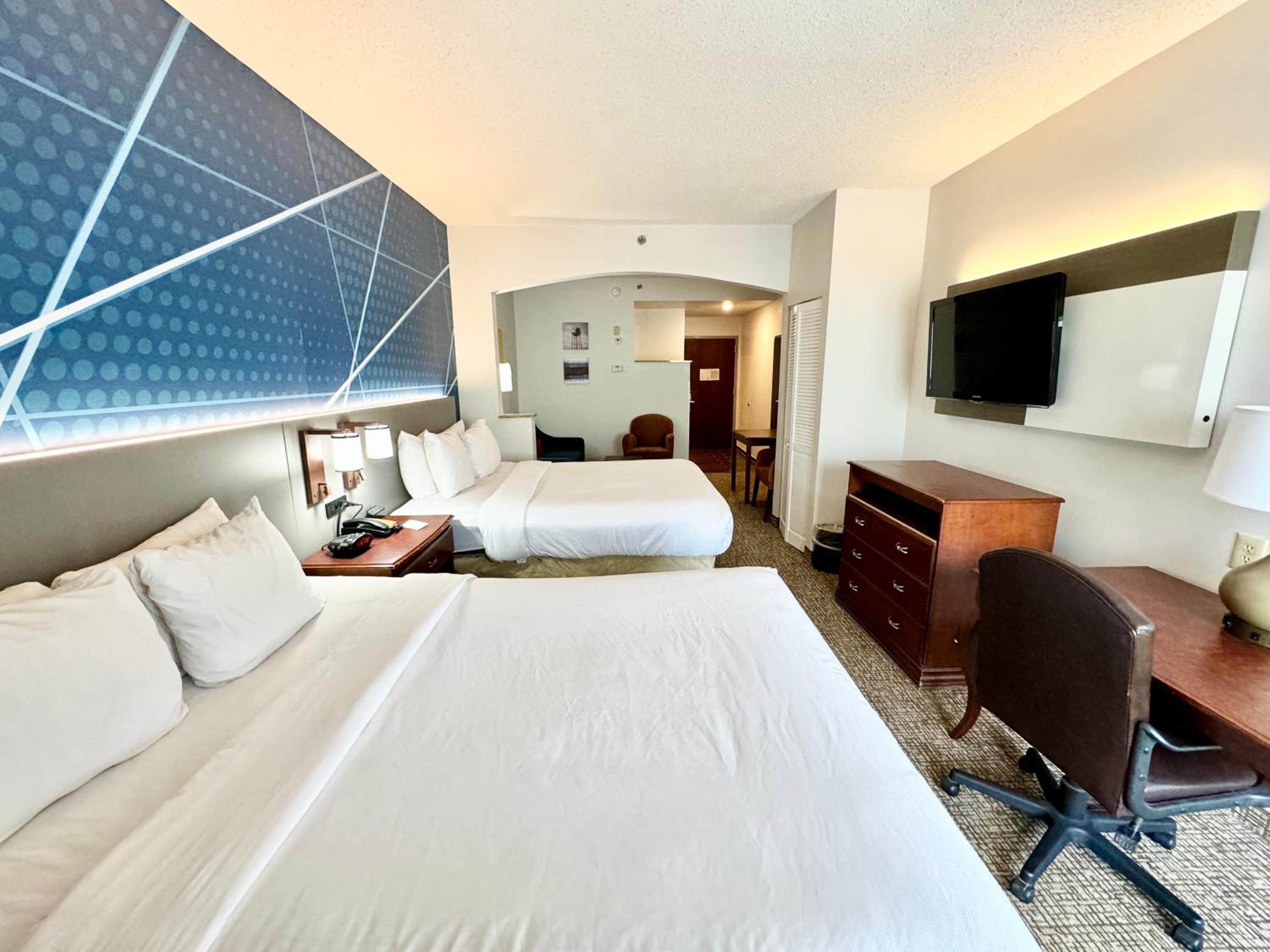 Queen Suite with Two Queen Beds - Non-Smoking - Photo 4