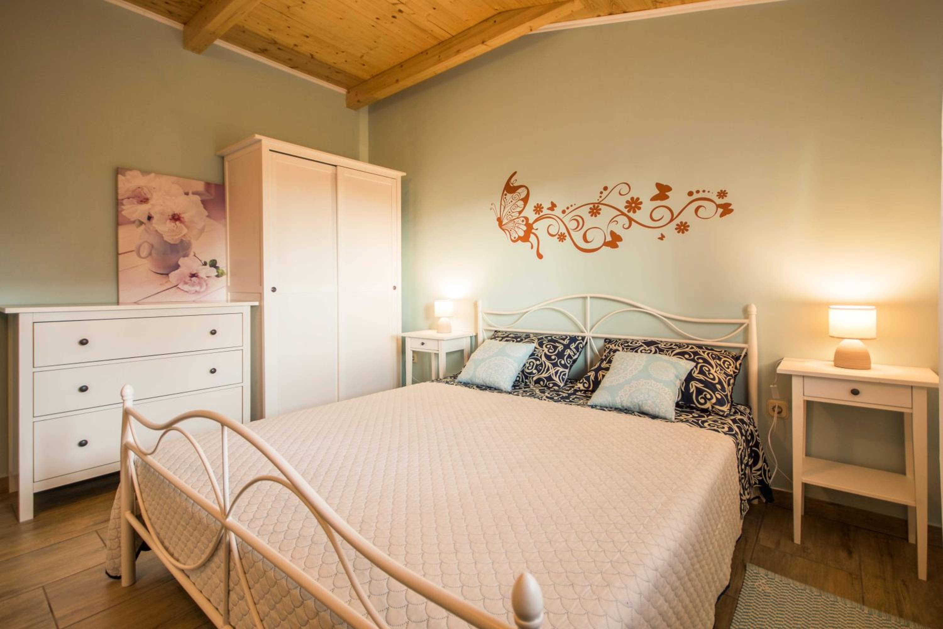 Eight-Bedroom House photo 1