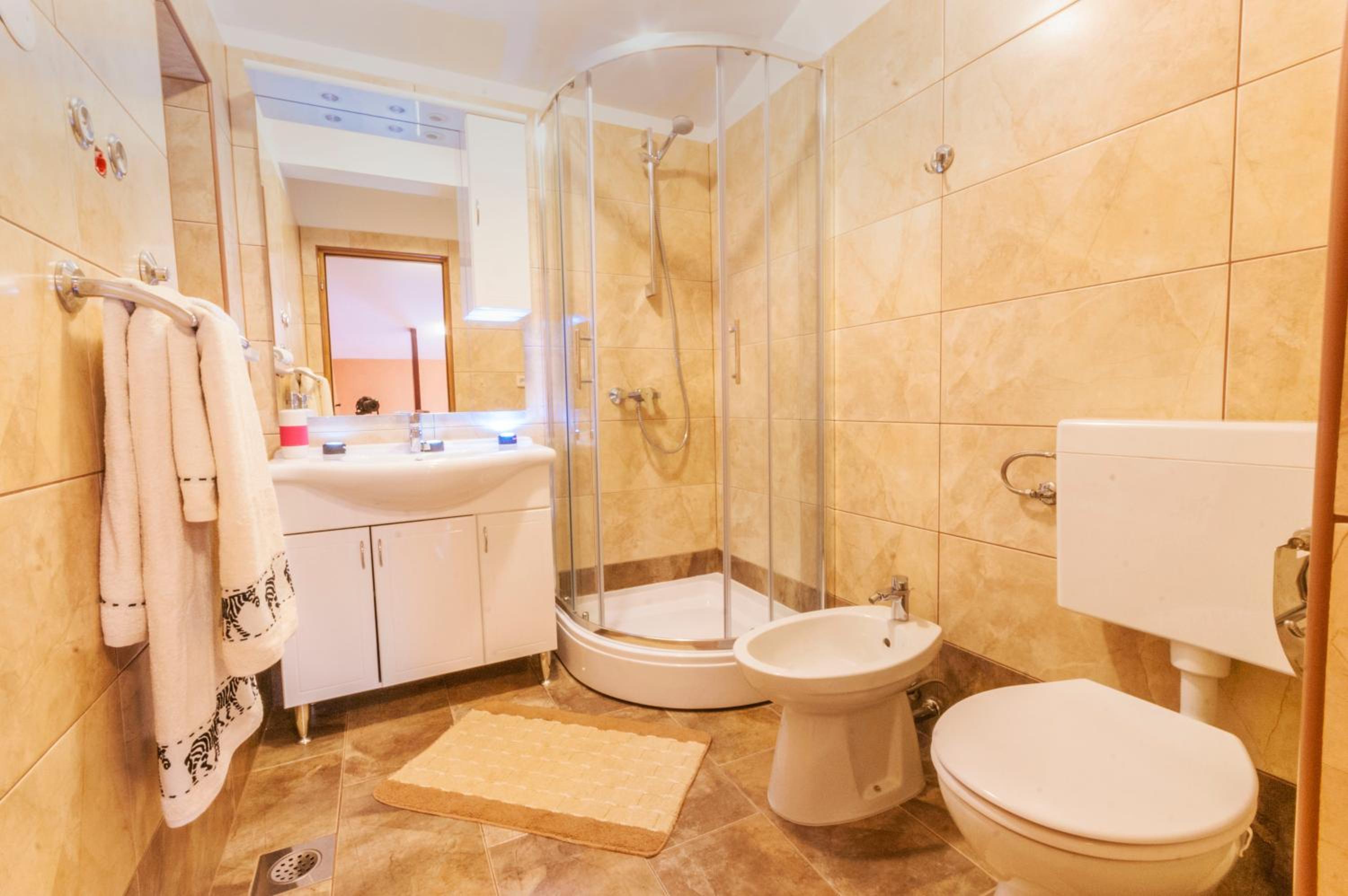 Eight-Bedroom House photo 2