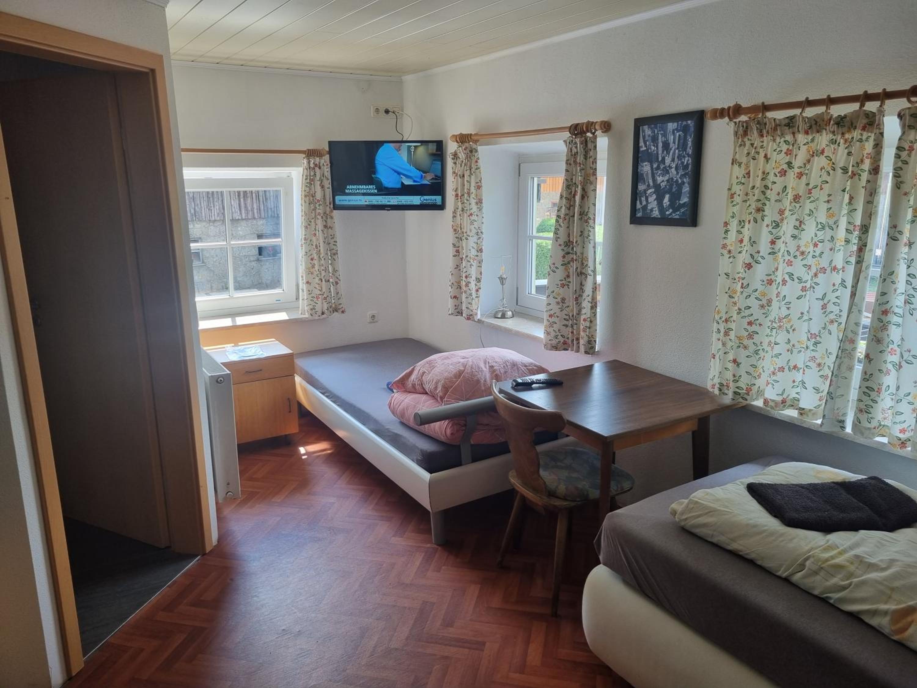Triple Room with Bathroom - Photo 2