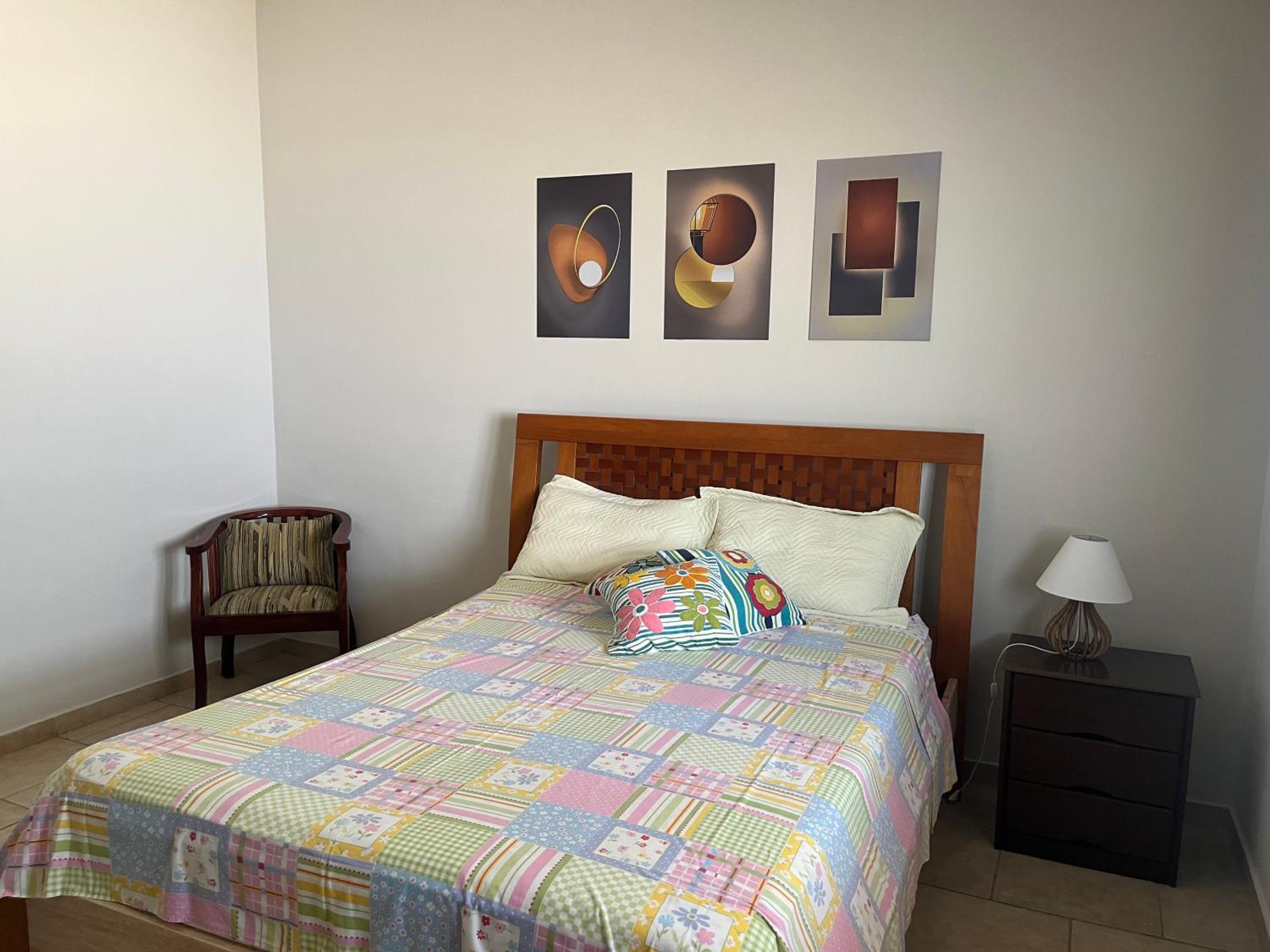 Six-Bedroom House photo 1