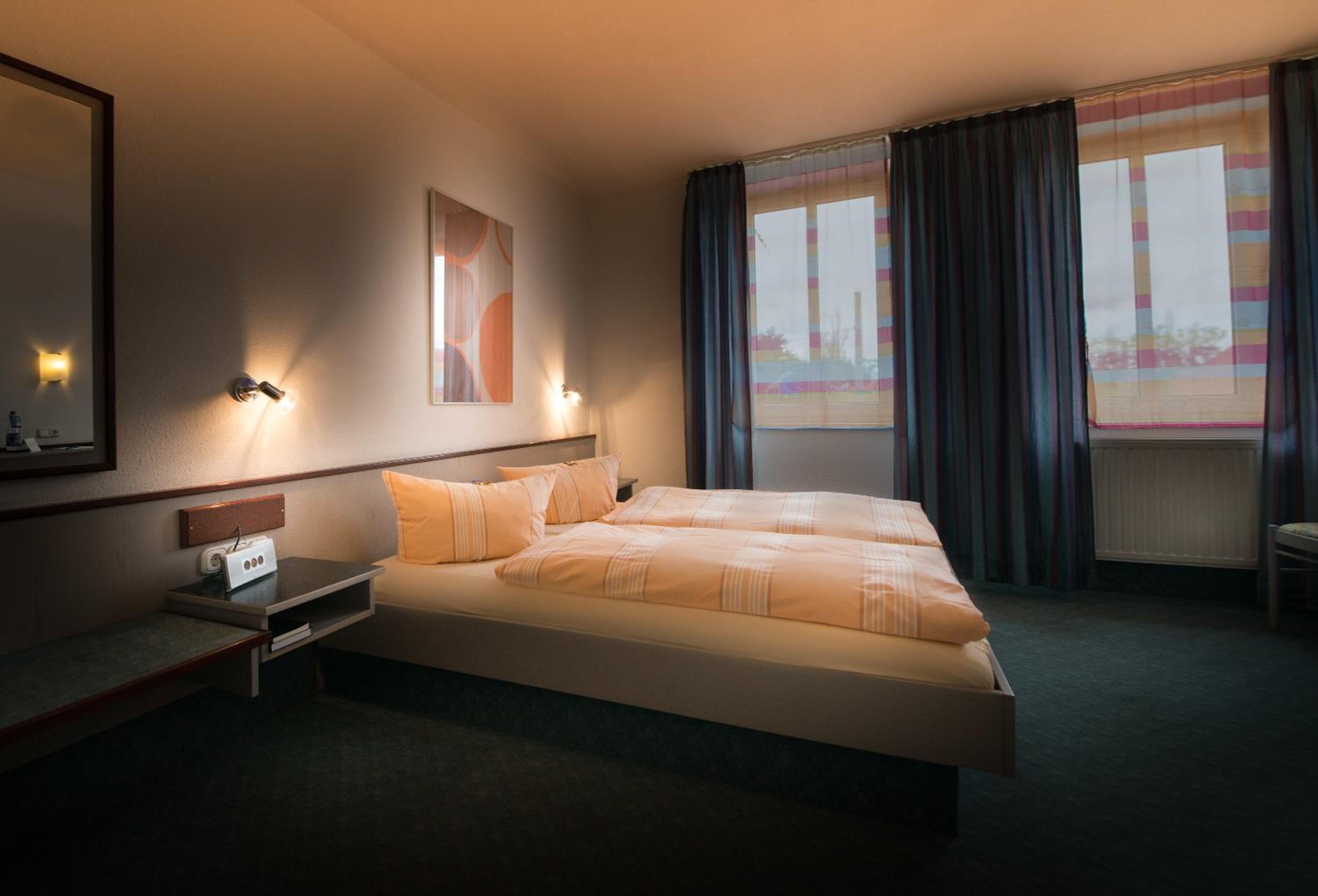Standard Double Room with Shower - Photo 3
