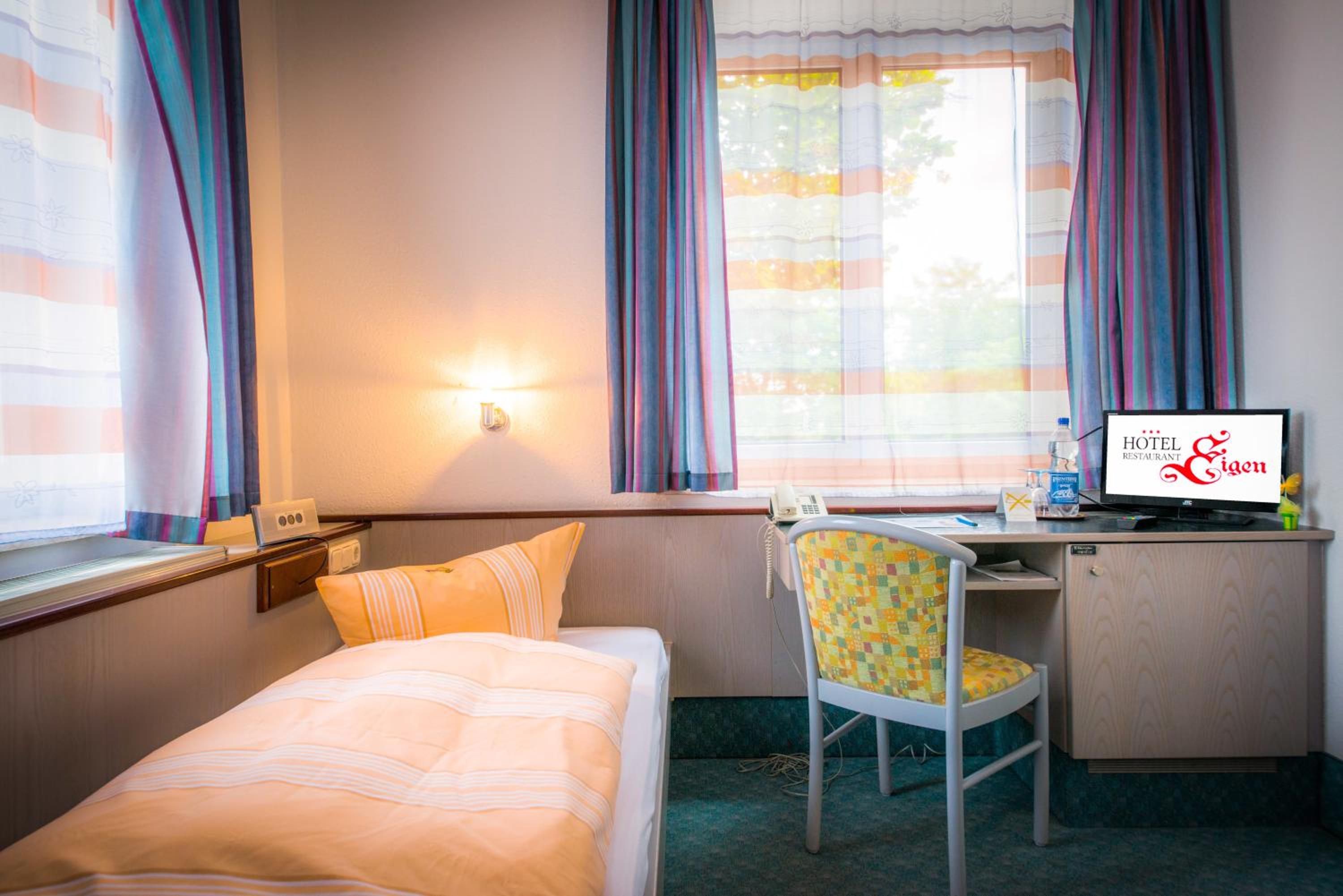 Standard Twin Room - Photo 4