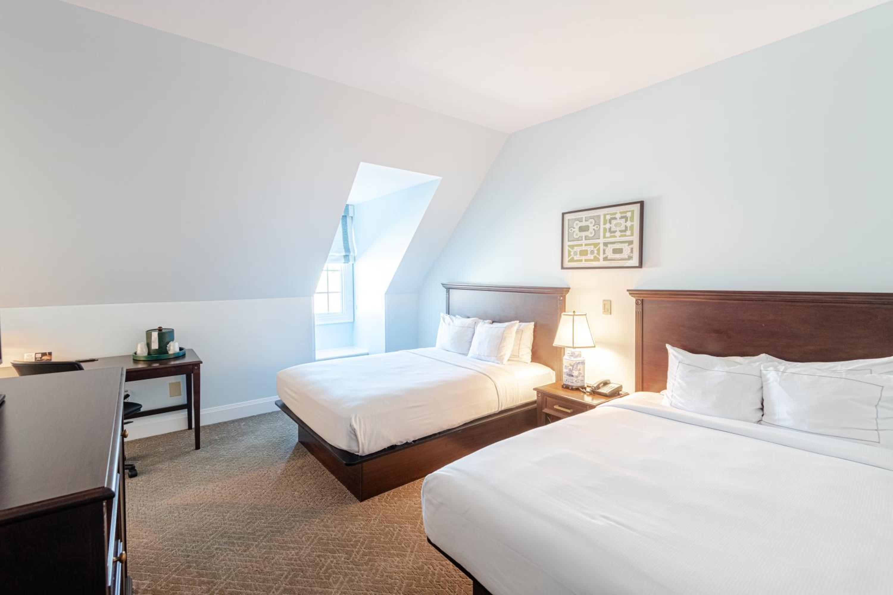 Deluxe Queen Room with Two Queen Beds - Photo 5