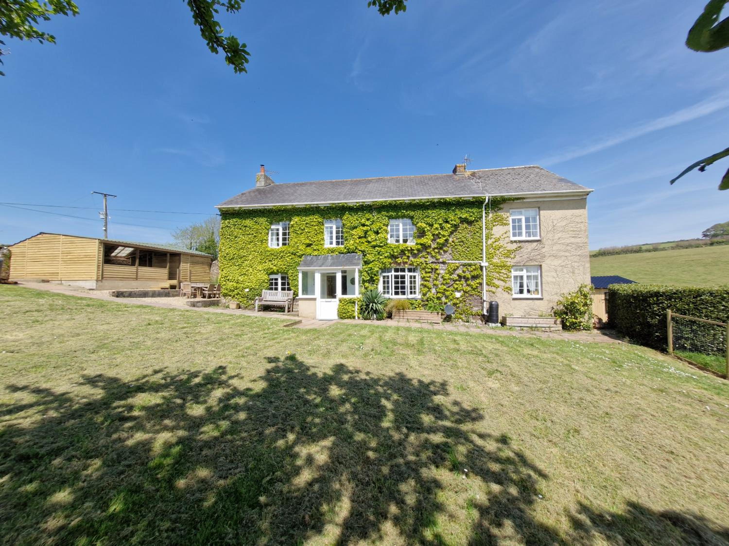 Five-Bedroom House photo 3