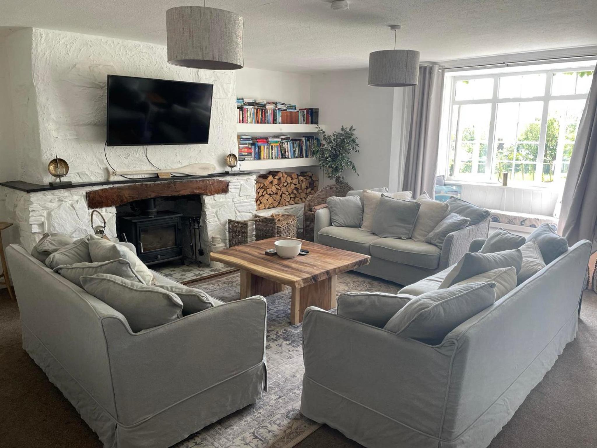 Five-Bedroom House photo 1
