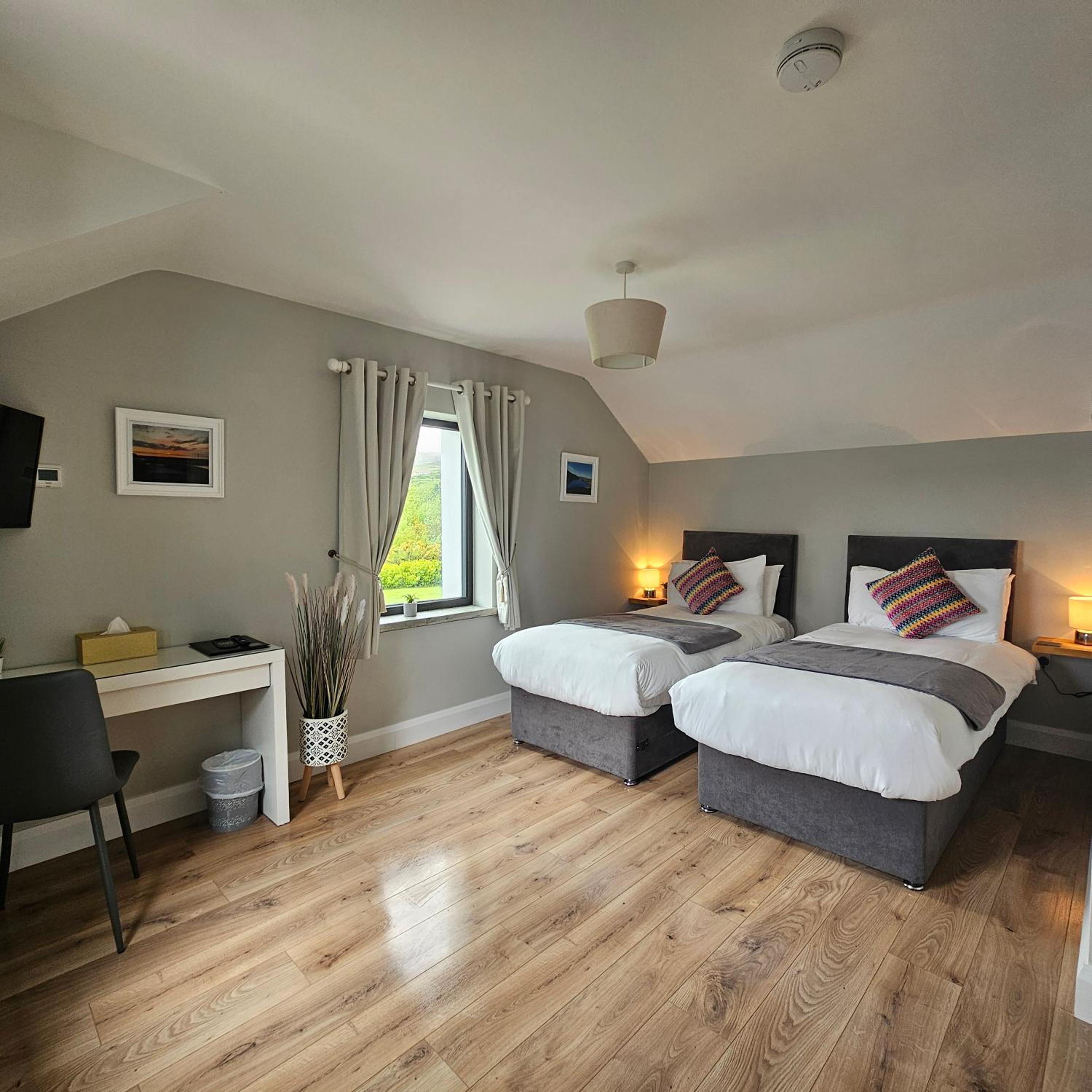 Double or Twin Room with Mountain View - Photo 10