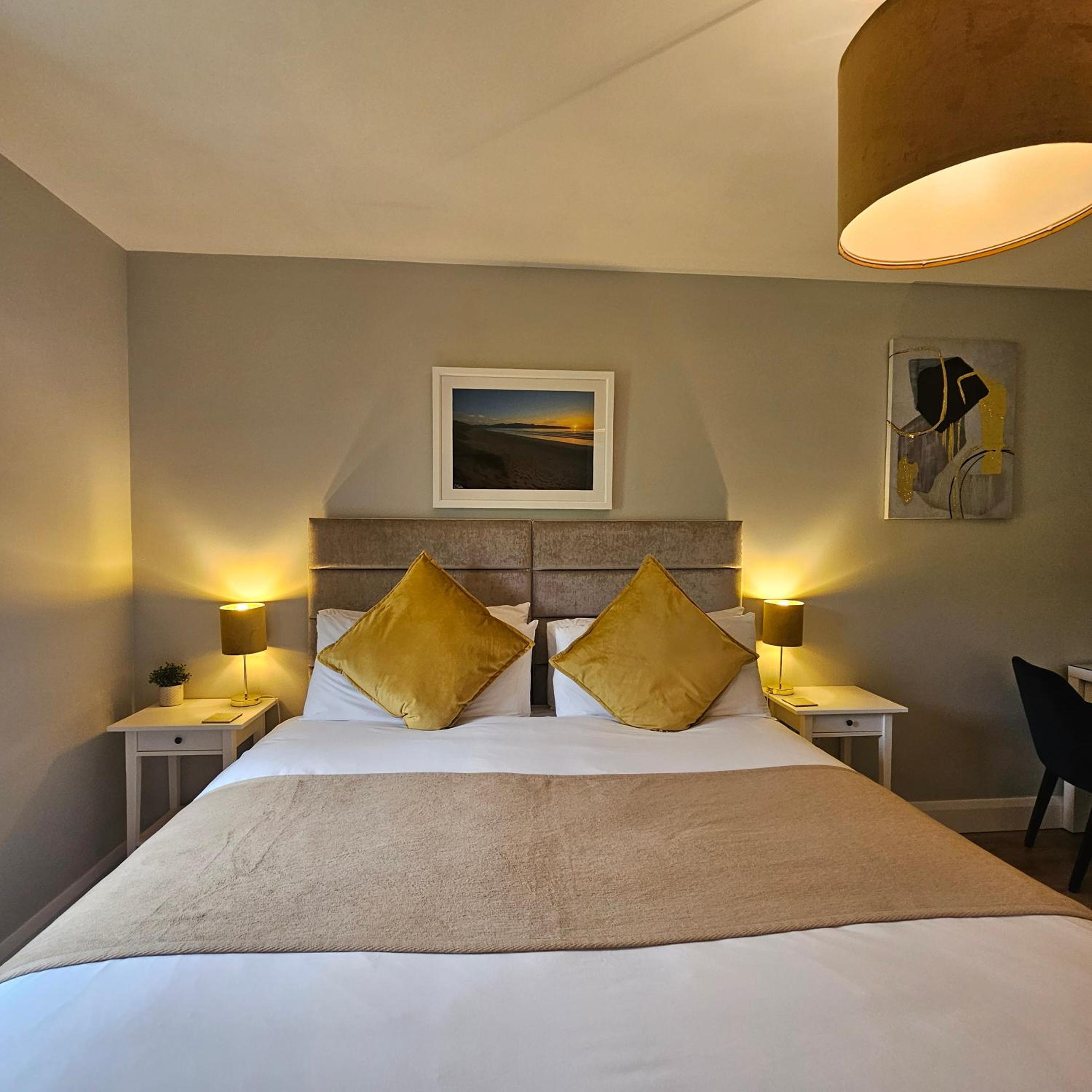 Double or Twin Room with Private Bathroom - Photo 10